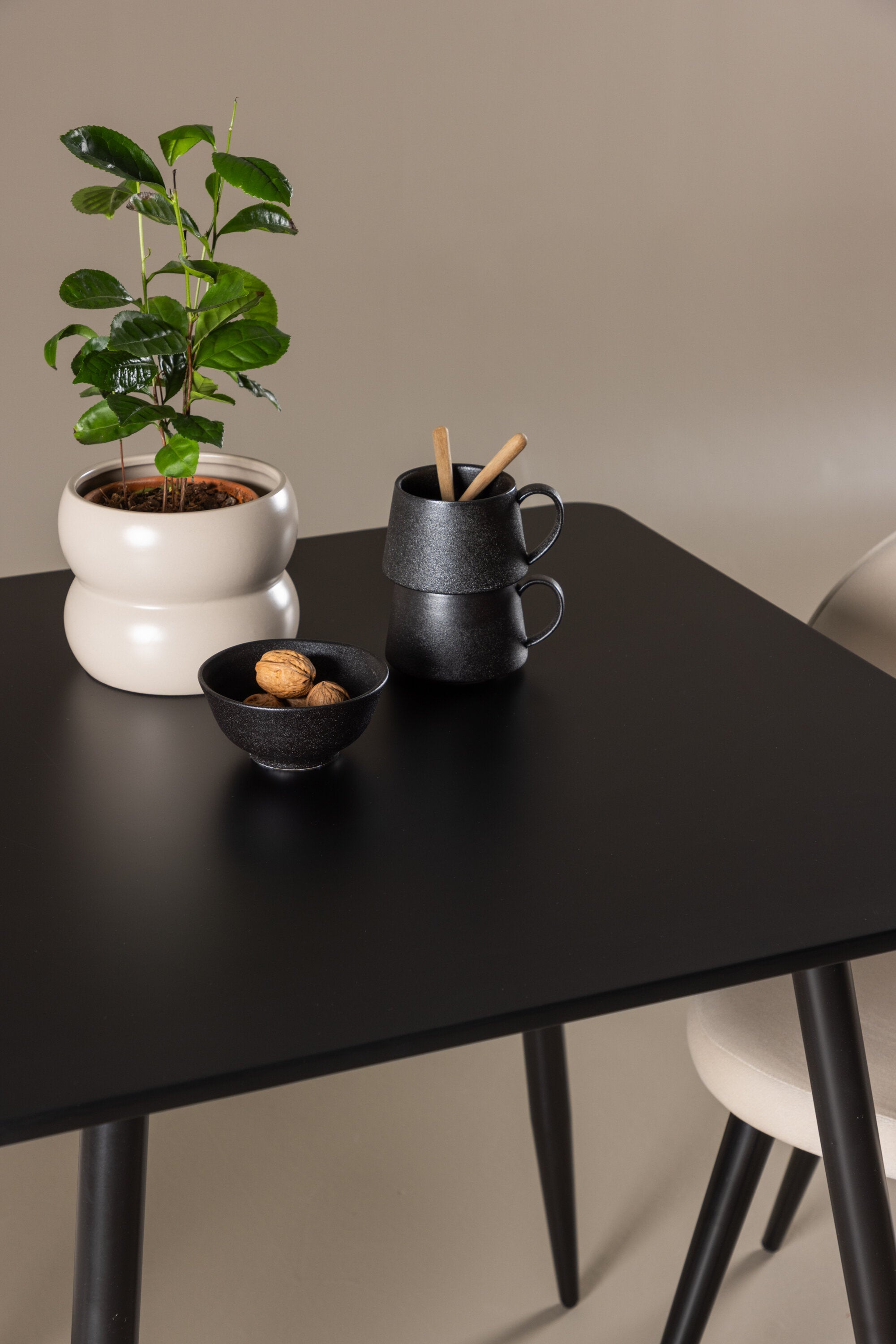 Polar Esstisch mit Velvet Stühlen in  präsentiert im Onlineshop von KAQTU Design AG. Esszimmerset ist von Venture Home