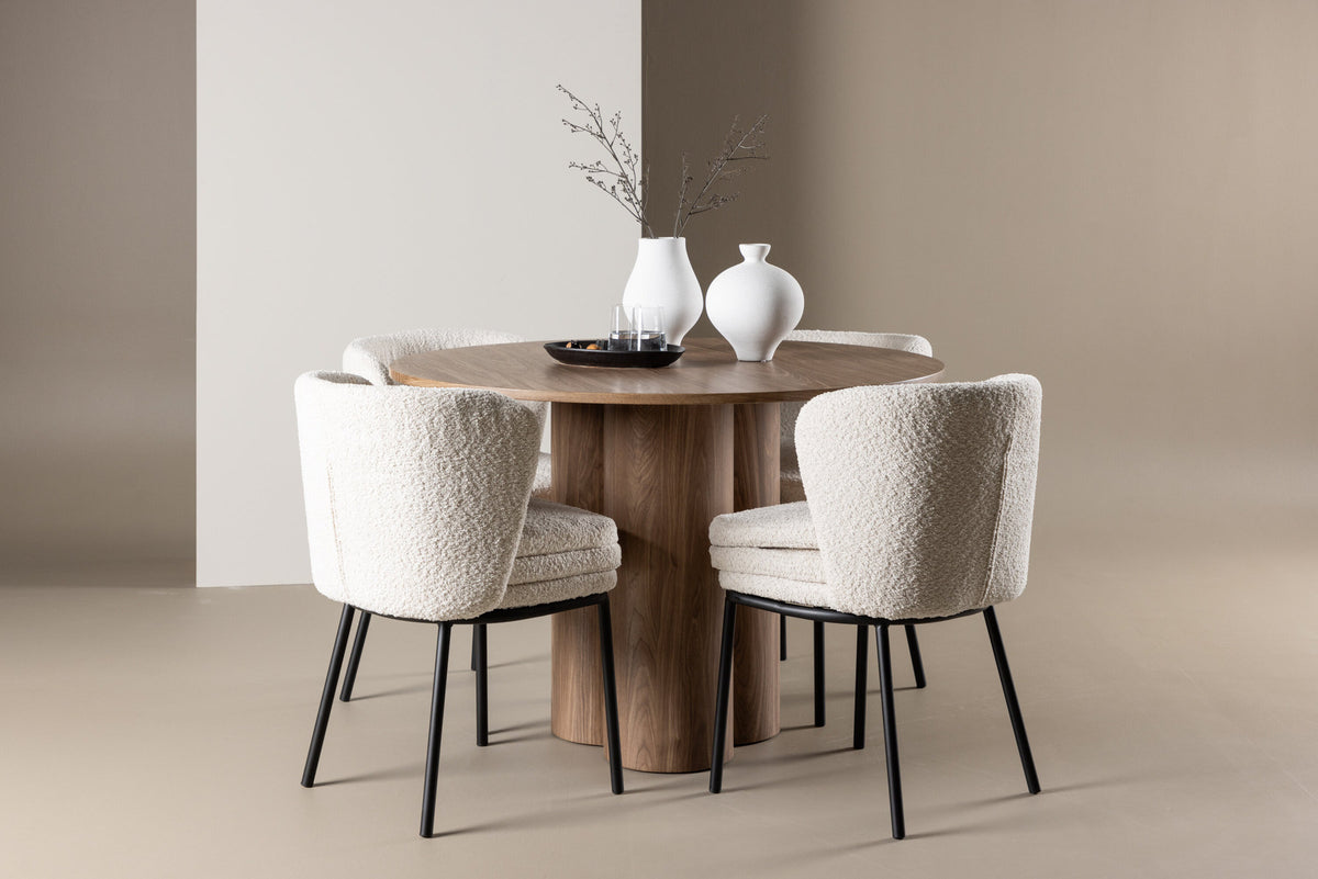 Olivia Esstisch mit Agnes Stühlen in Weiss präsentiert im Onlineshop von KAQTU Design AG. Esszimmerset ist von Venture Home