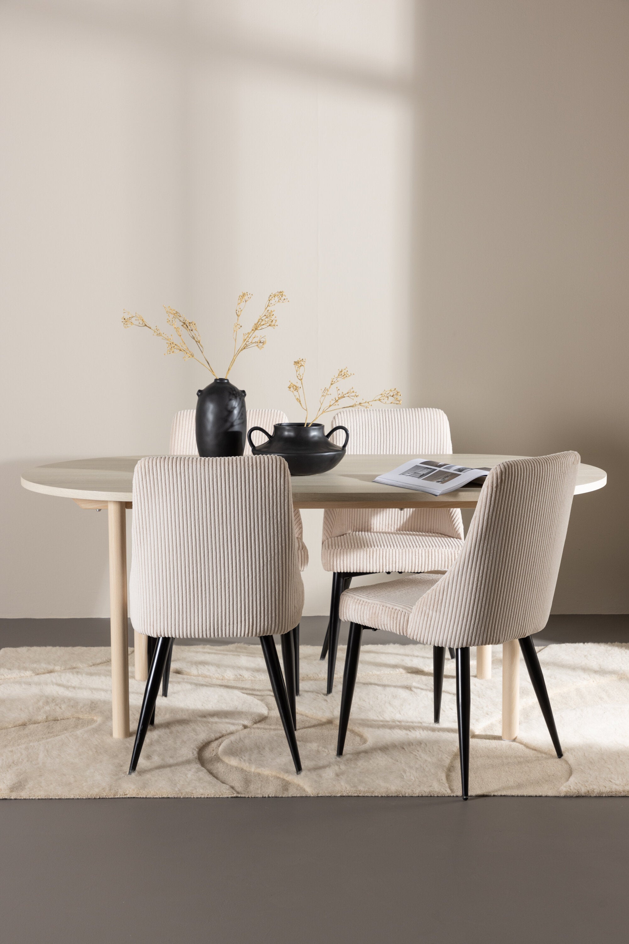 Andy Esstisch mit Leone Stühlen in  präsentiert im Onlineshop von KAQTU Design AG. Esszimmerset ist von Venture Home