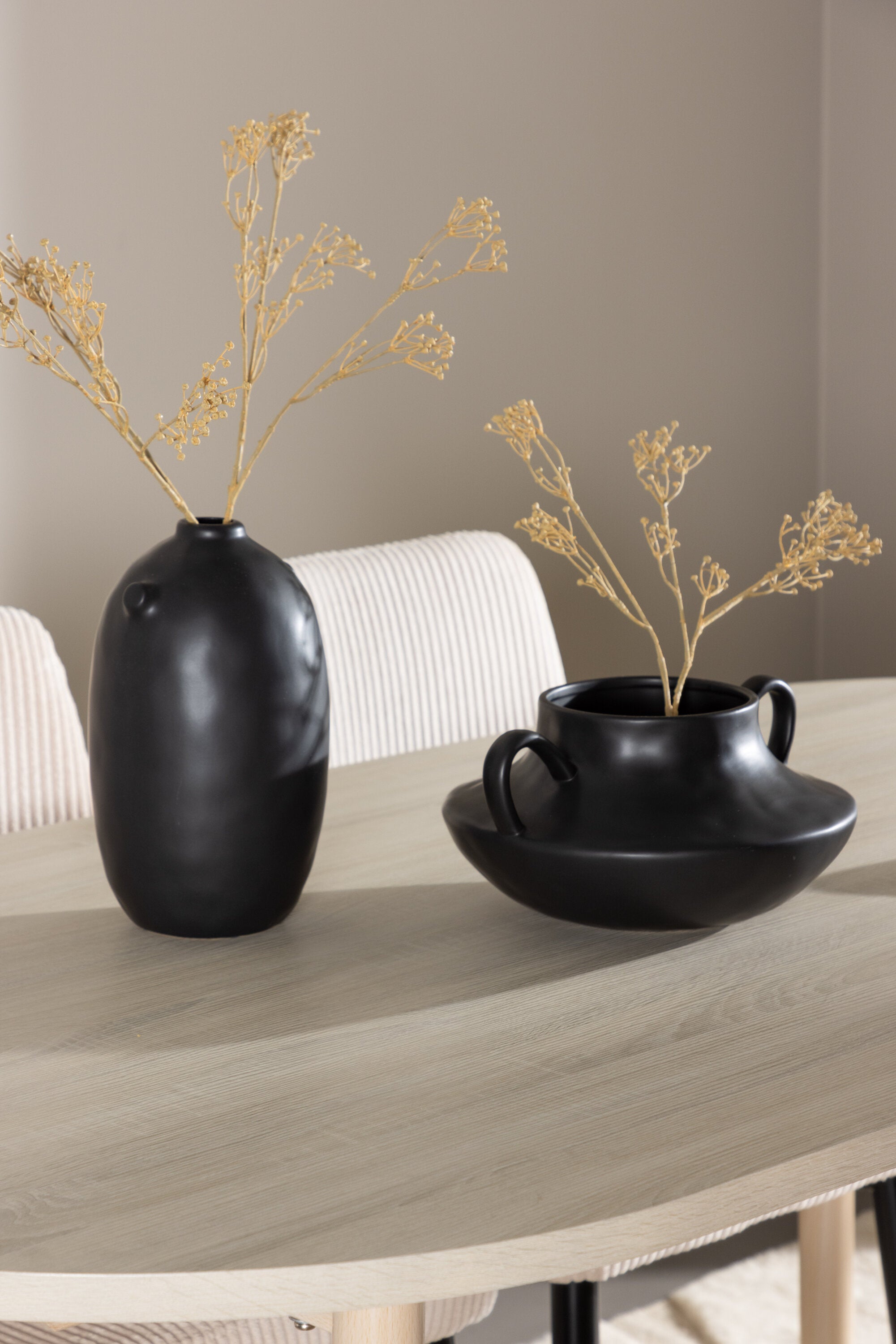 Andy Esstisch mit Leone Stühlen in  präsentiert im Onlineshop von KAQTU Design AG. Esszimmerset ist von Venture Home