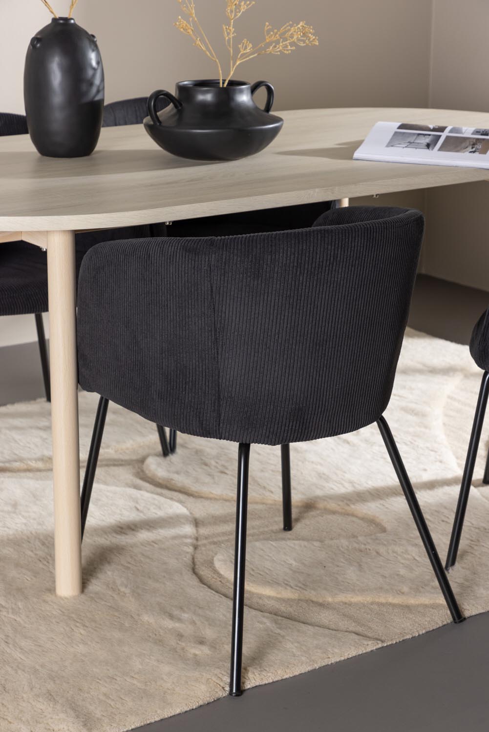 Andy Esstisch mit Berit Stühlen in  präsentiert im Onlineshop von KAQTU Design AG. Esszimmerset ist von Venture Home