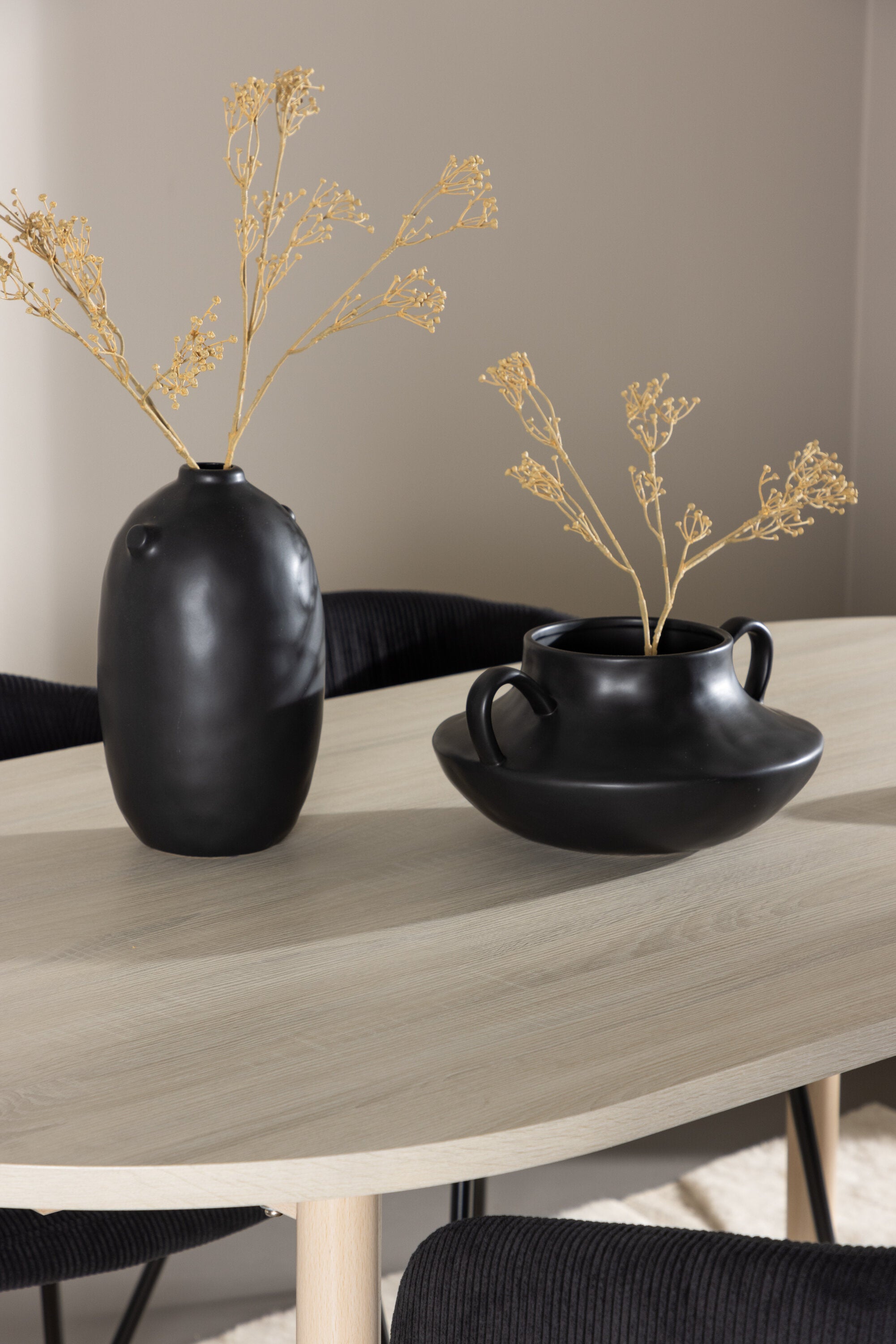 Andy Esstisch mit Berit Stühlen in  präsentiert im Onlineshop von KAQTU Design AG. Esszimmerset ist von Venture Home