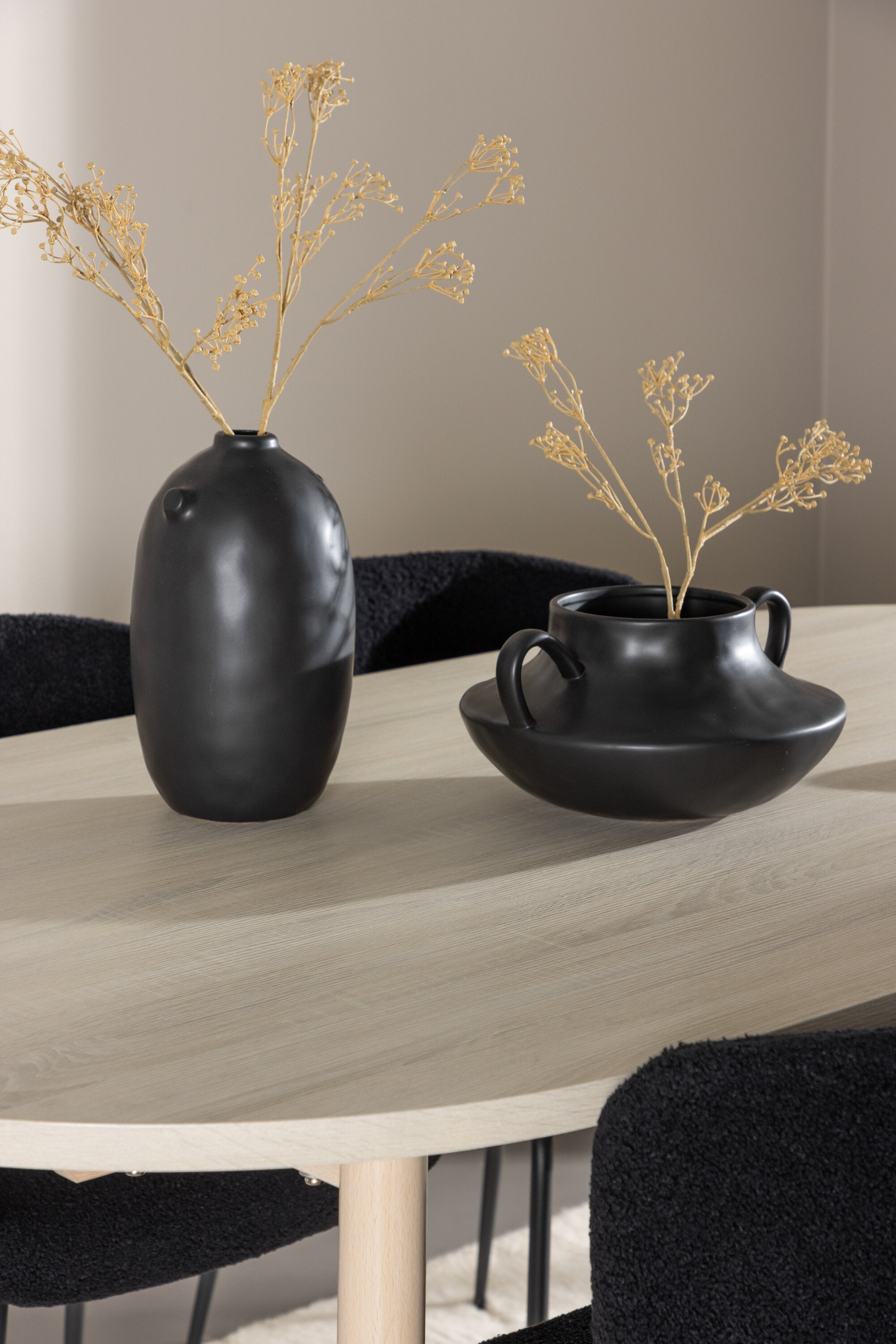 Andy Esstisch mit Modesto Stühlen in  präsentiert im Onlineshop von KAQTU Design AG. Esszimmerset ist von Venture Home