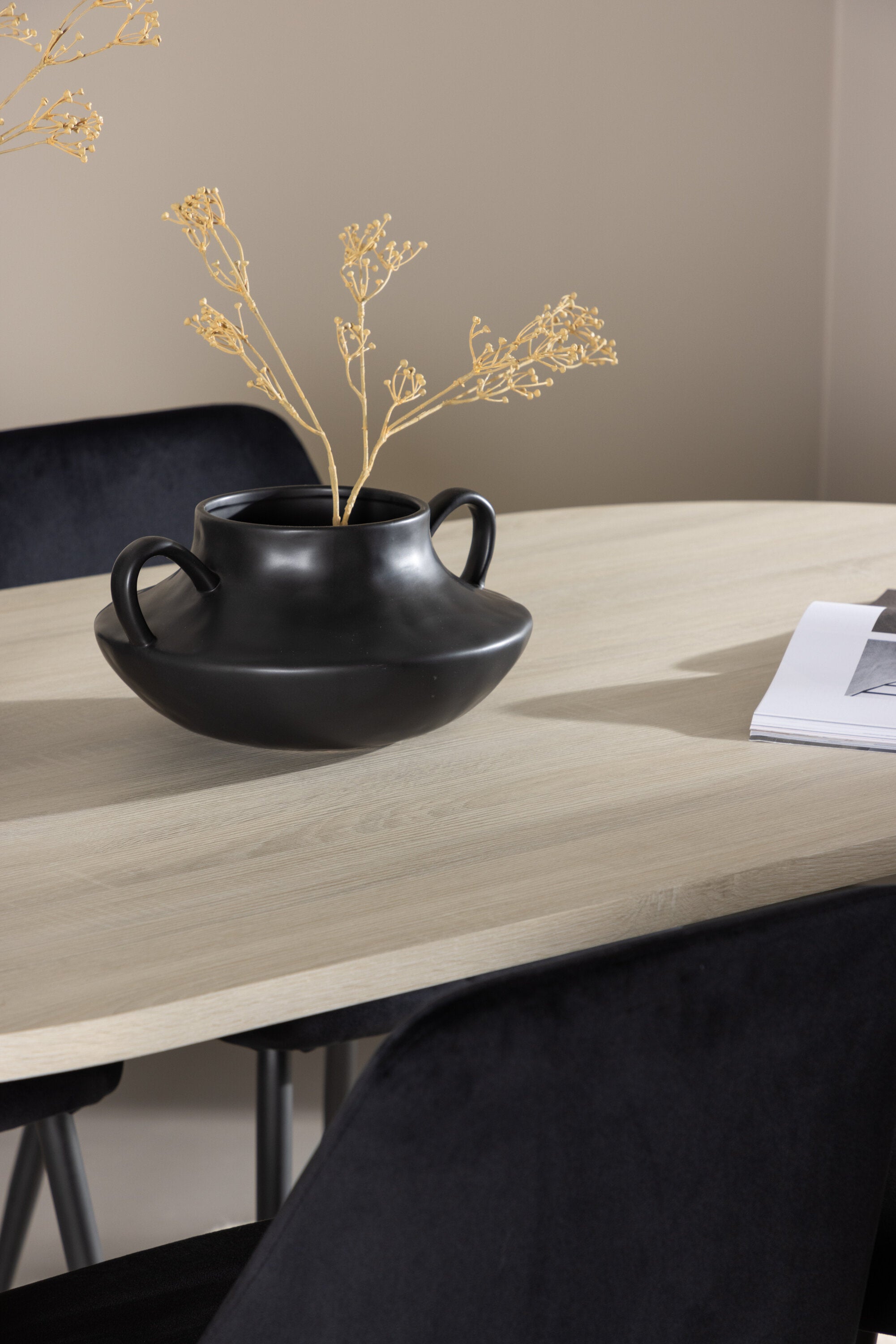 Andy Esszimmertisch mit Night Stühlen in  präsentiert im Onlineshop von KAQTU Design AG. Esszimmerset ist von Venture Home