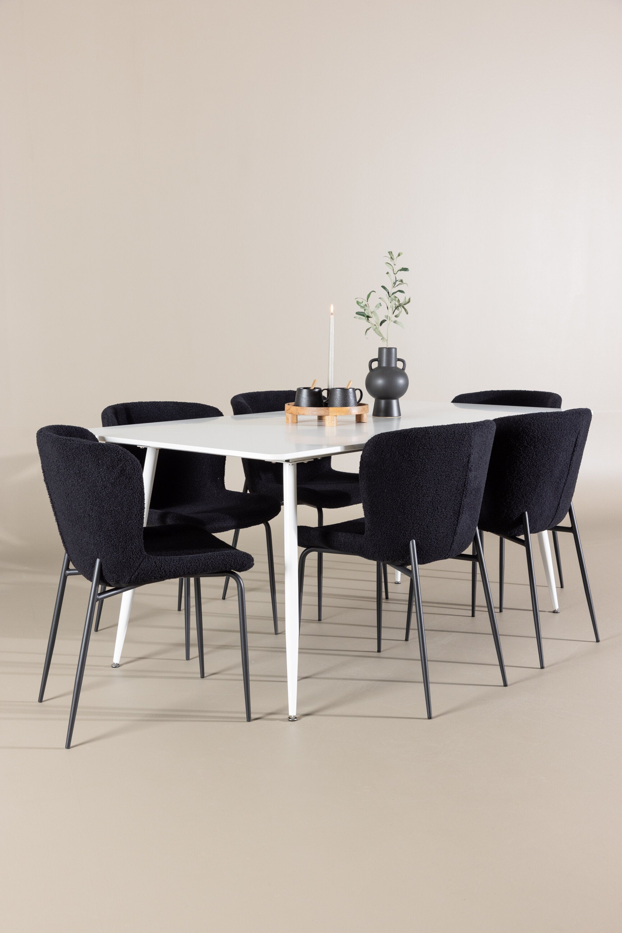 Silar Esstisch mit Modesto Stühlen in  präsentiert im Onlineshop von KAQTU Design AG. Esszimmerset ist von Venture Home