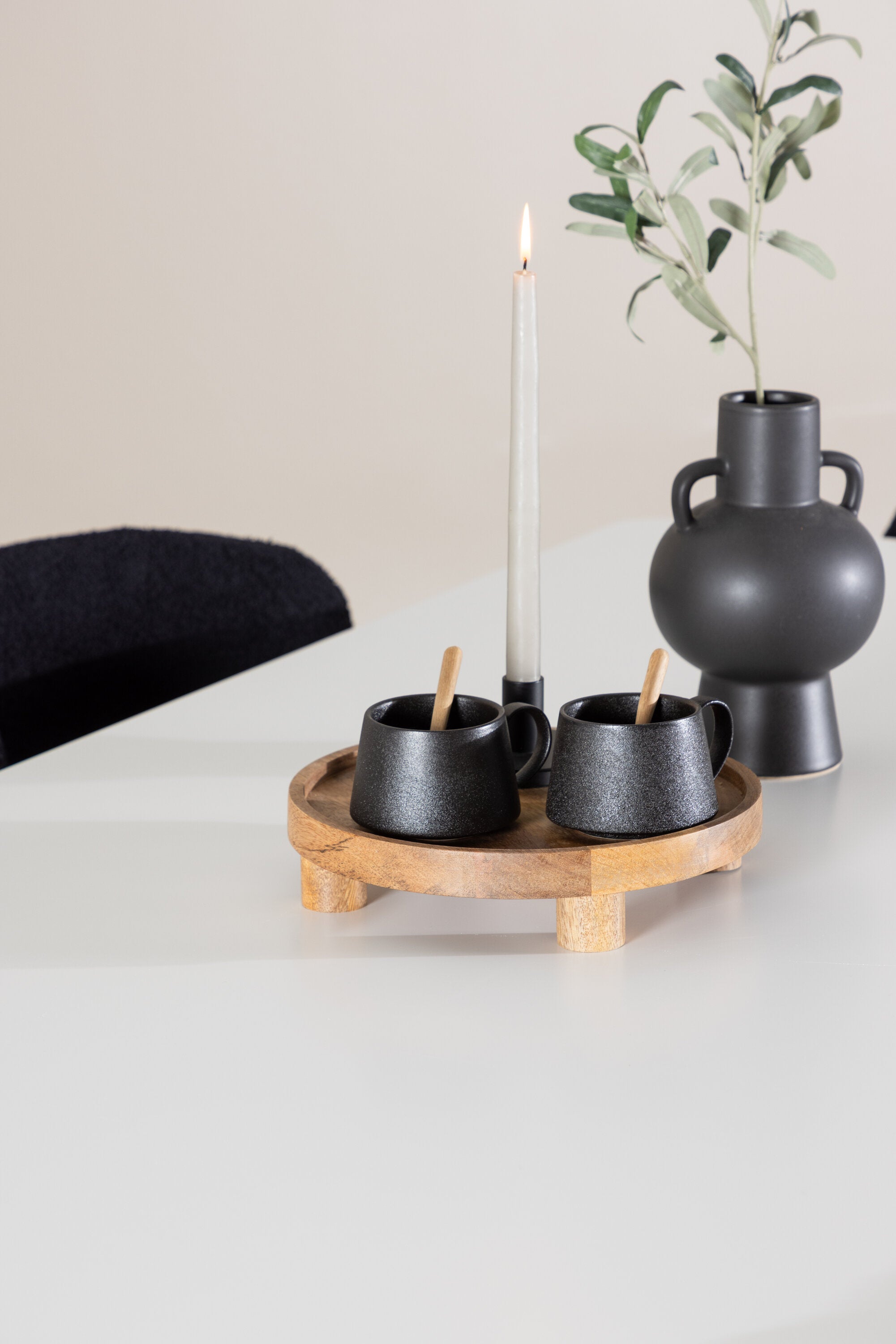 Silar Esstisch mit Modesto Stühlen in  präsentiert im Onlineshop von KAQTU Design AG. Esszimmerset ist von Venture Home