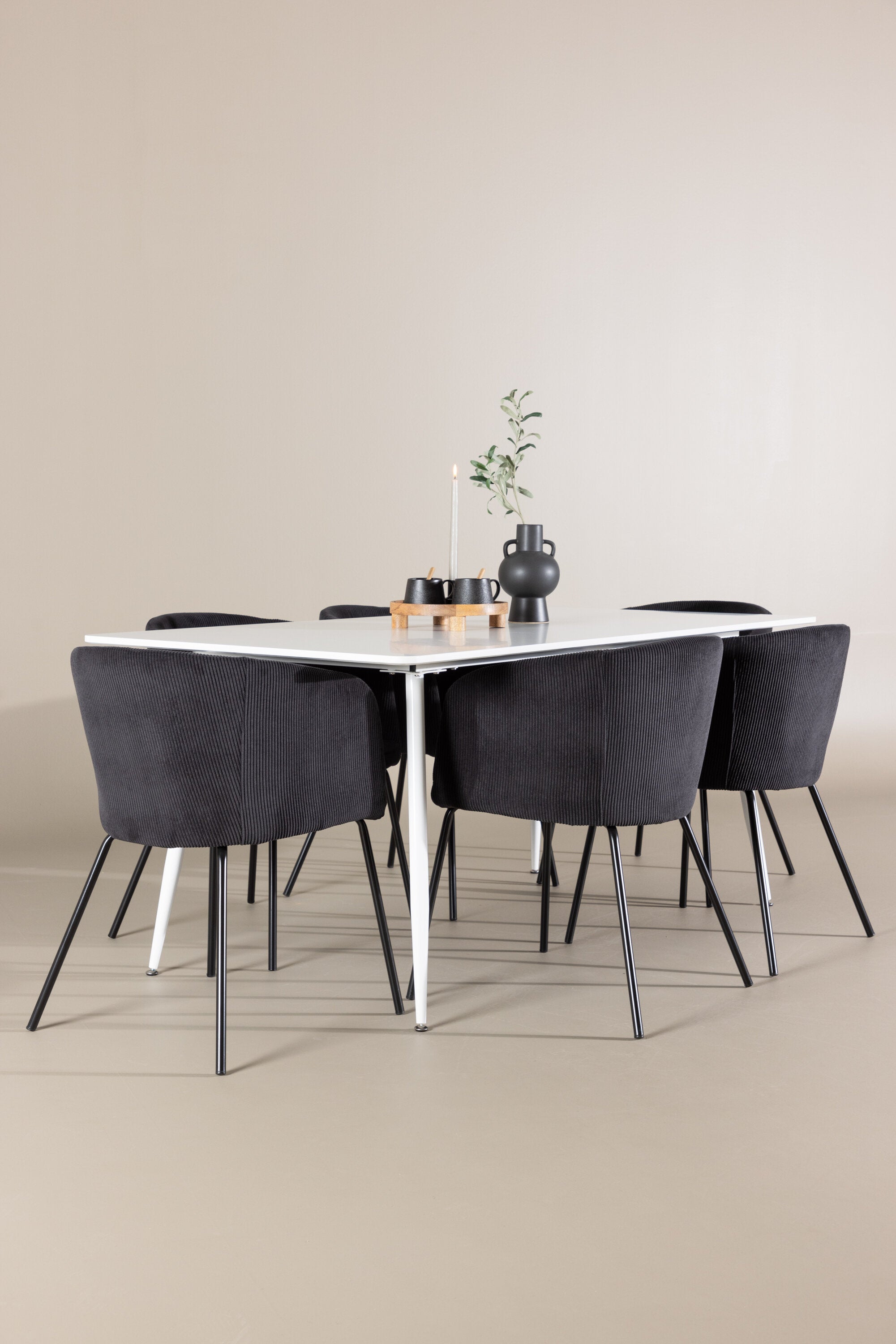 Silar Esstisch mit Stühlen von Berit in  präsentiert im Onlineshop von KAQTU Design AG. Esszimmerset ist von Venture Home