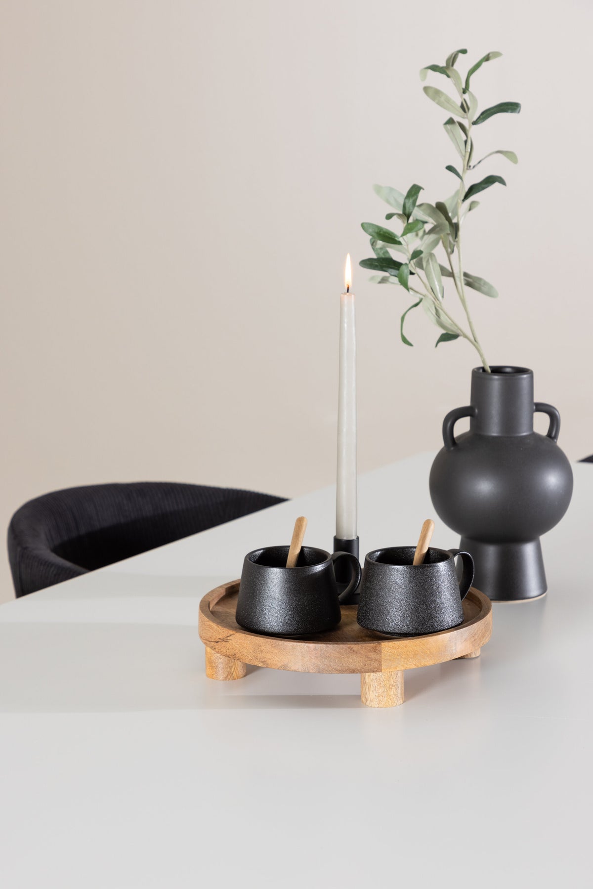 Silar Esstisch mit Stühlen von Berit in Schwarz präsentiert im Onlineshop von KAQTU Design AG. Esszimmerset ist von Venture Home