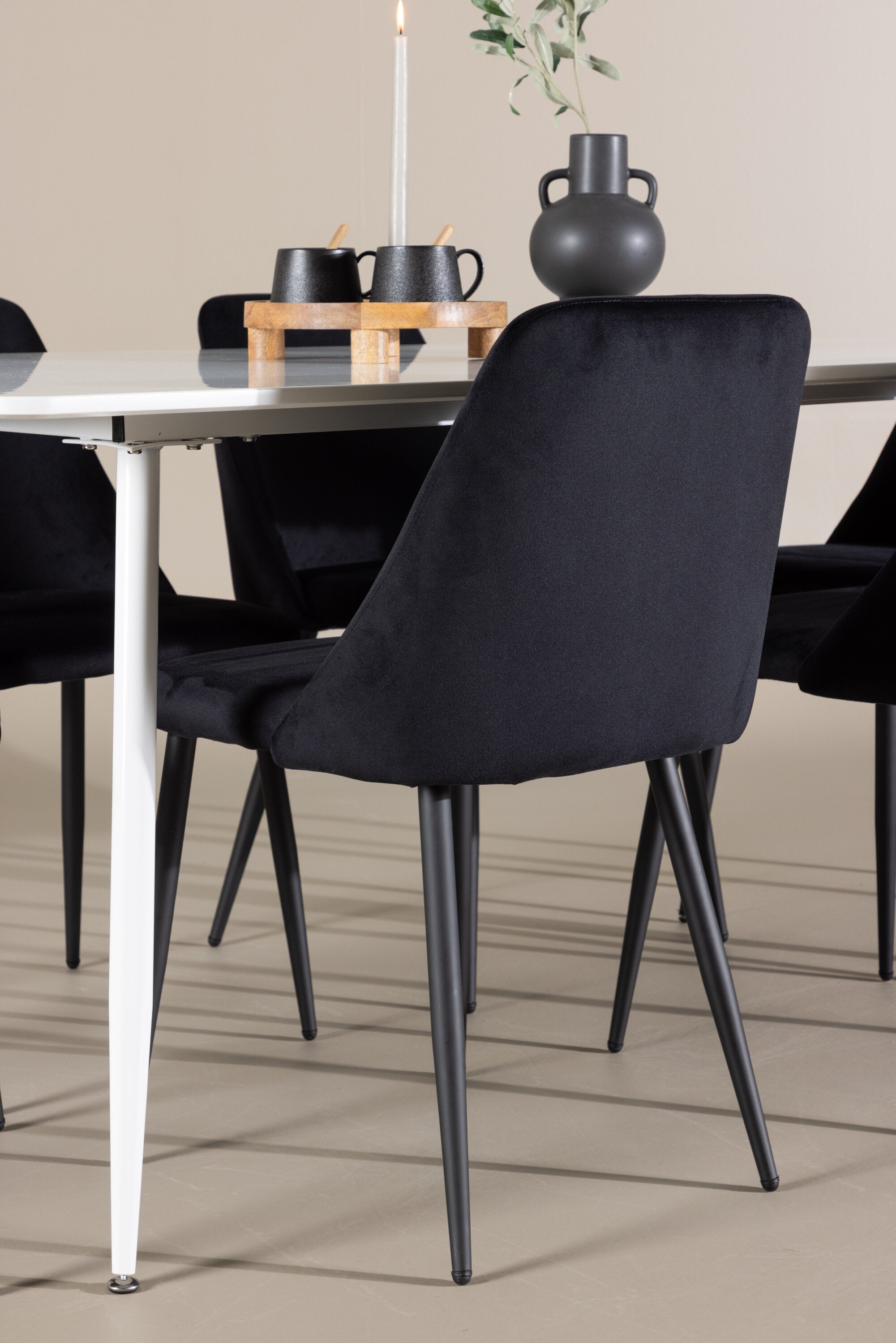 Silar Esszimmertisch mit Night Stühlen in  präsentiert im Onlineshop von KAQTU Design AG. Esszimmerset ist von Venture Home