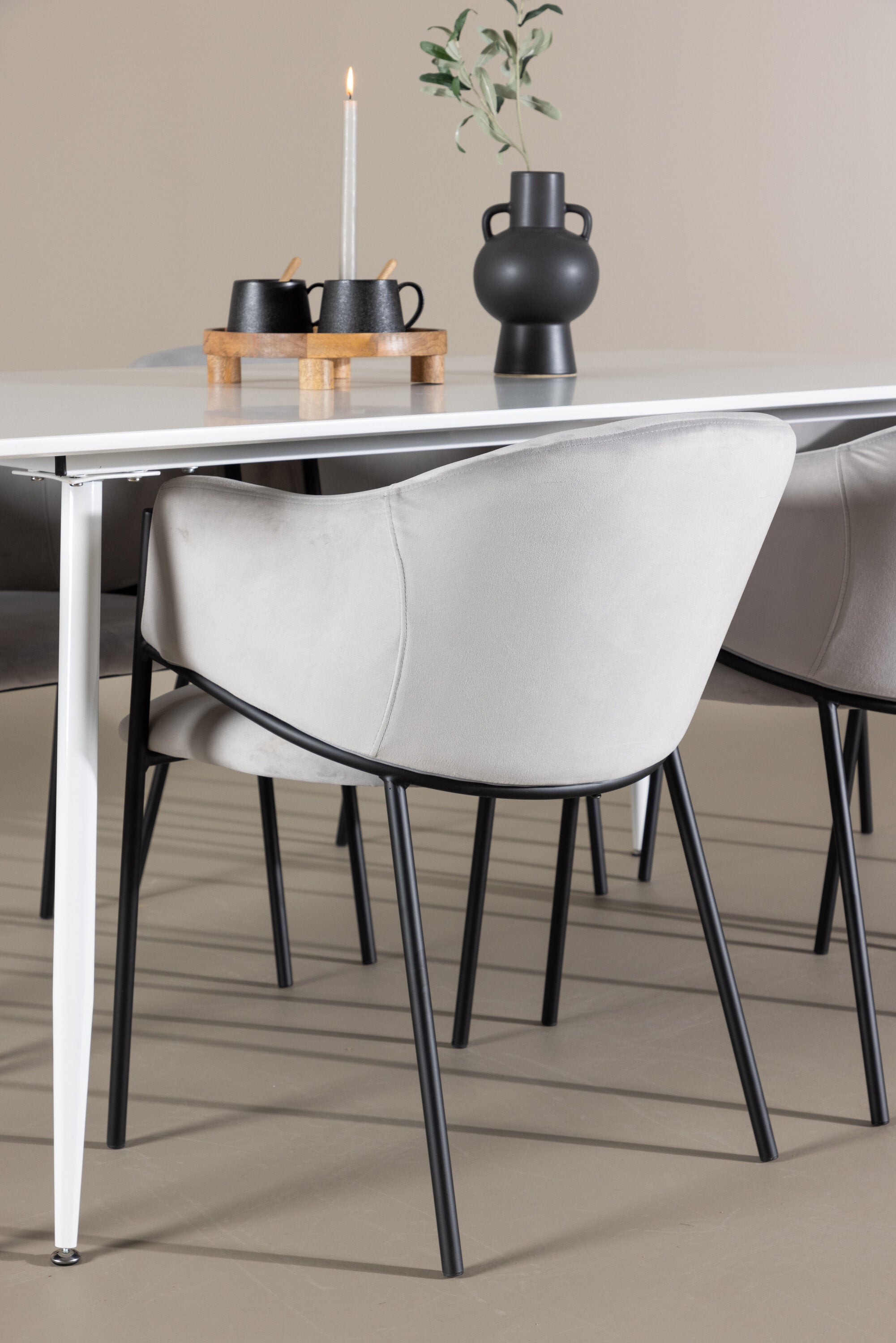 Silar Esstisch mit Evelina Stühlen in  präsentiert im Onlineshop von KAQTU Design AG. Esszimmerset ist von Venture Home