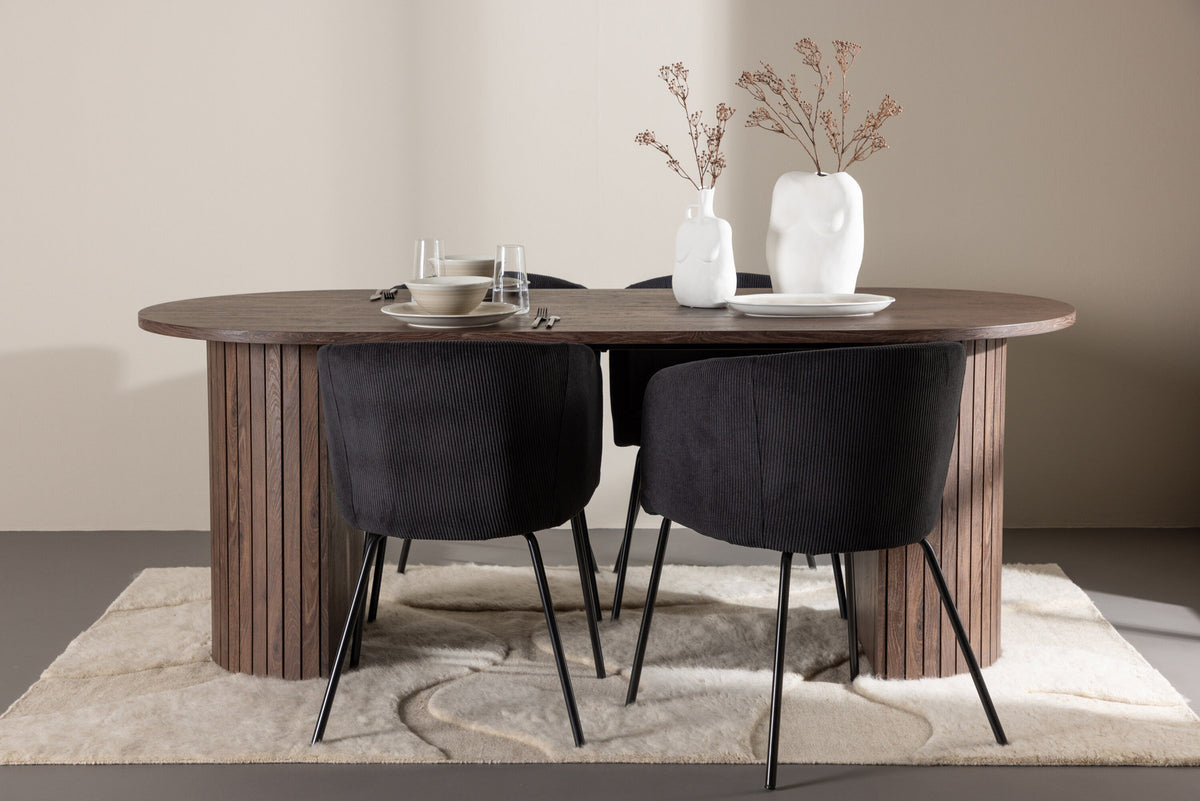 Härön Esstisch mit Berit Stühlen in Schwarz präsentiert im Onlineshop von KAQTU Design AG. Esszimmerset ist von Venture Home