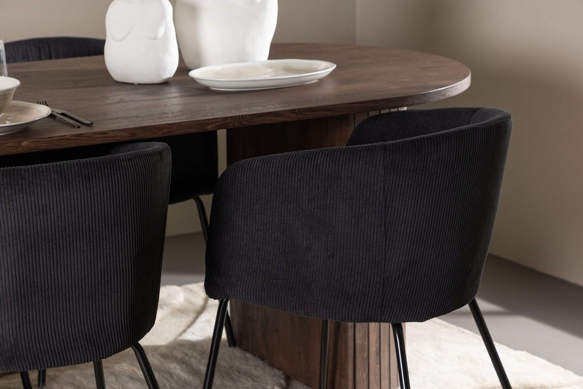 Härön Esstisch mit Berit Stühlen in Schwarz präsentiert im Onlineshop von KAQTU Design AG. Esszimmerset ist von Venture Home