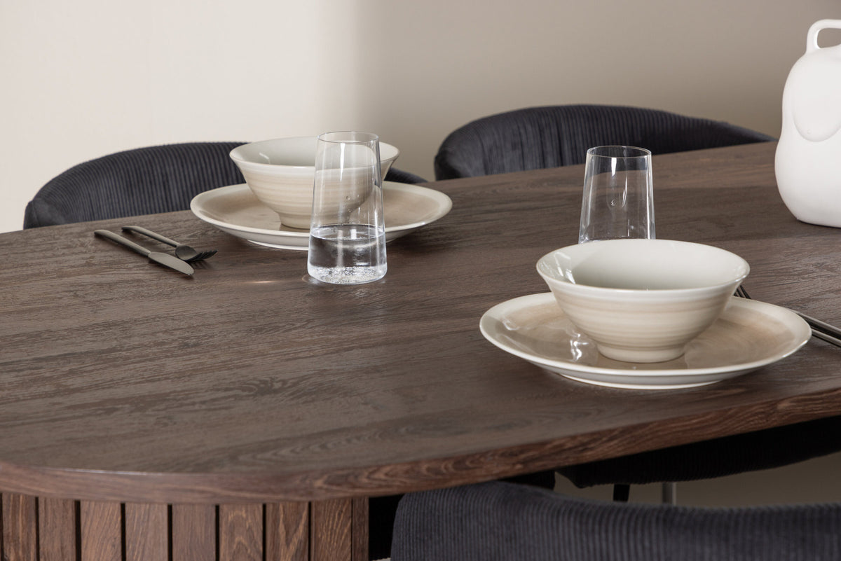 Härön Esstisch mit Berit Stühlen in Schwarz präsentiert im Onlineshop von KAQTU Design AG. Esszimmerset ist von Venture Home