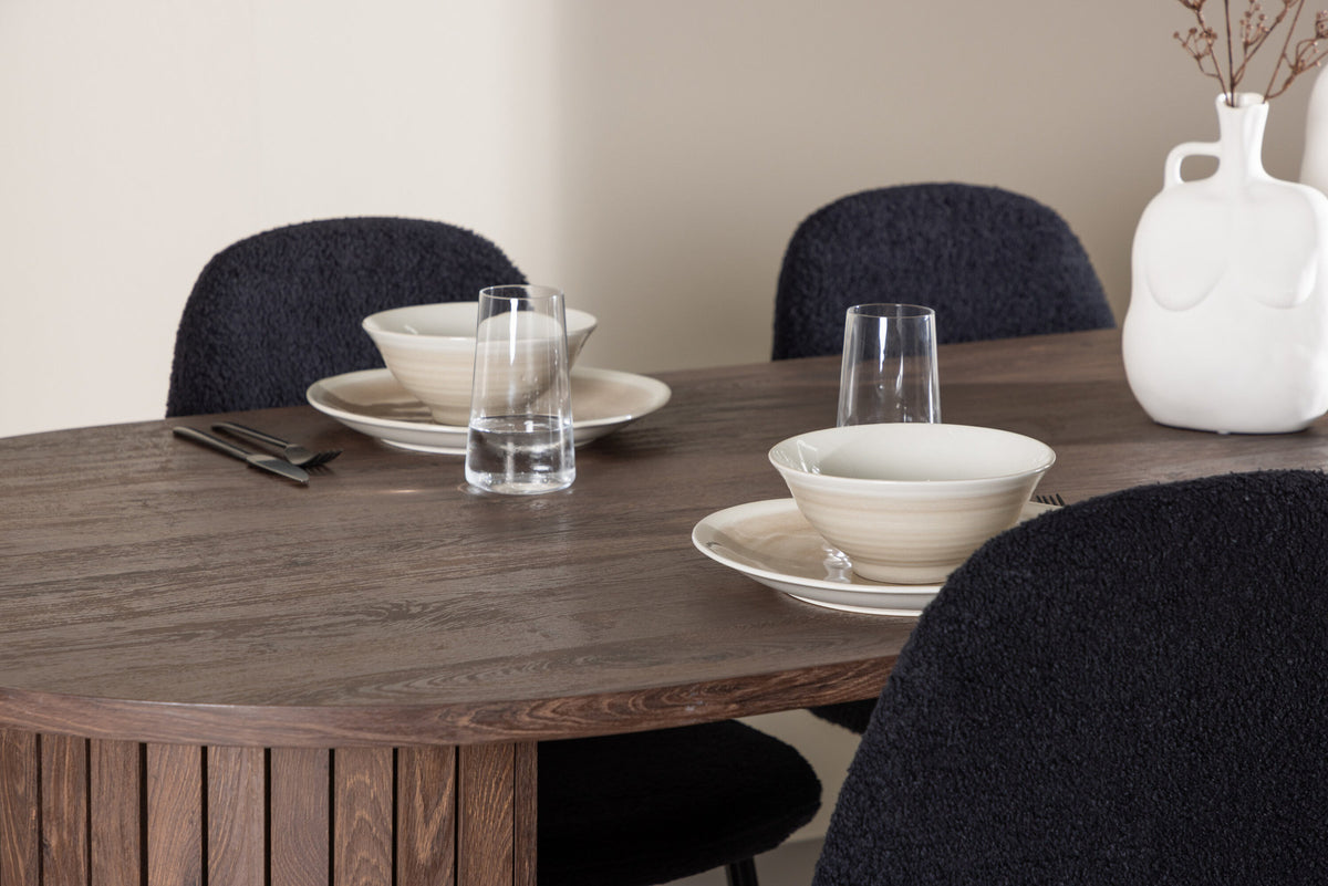 Härön Esstisch mit Polar Stühlen in Schwarz präsentiert im Onlineshop von KAQTU Design AG. Esszimmerset ist von Venture Home