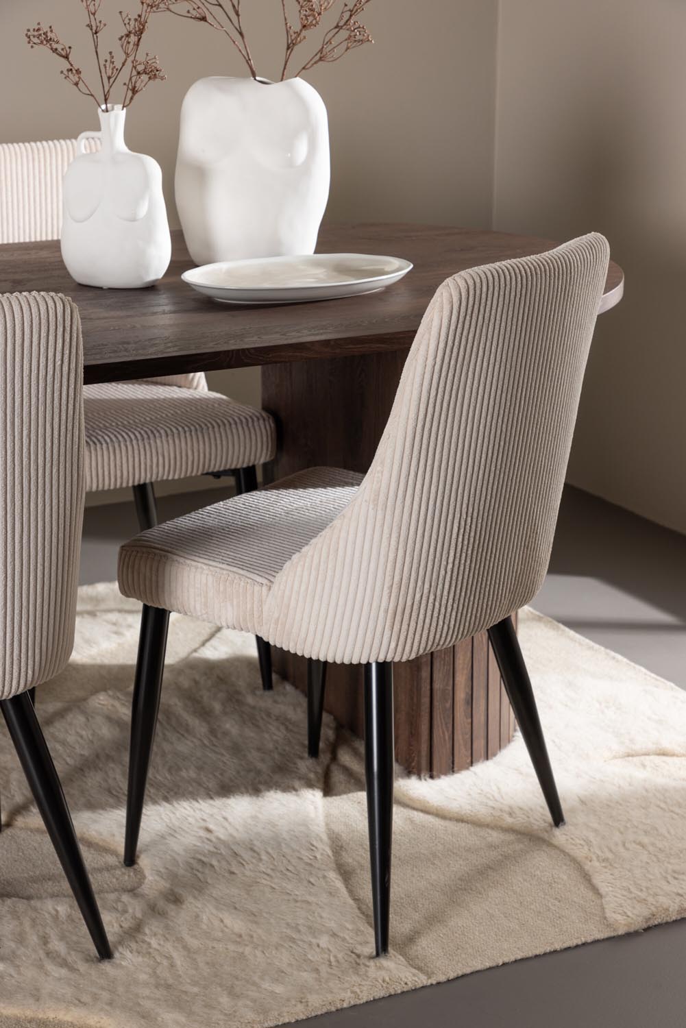 Härön Esstisch mit Leone Stühlen in  präsentiert im Onlineshop von KAQTU Design AG. Esszimmerset ist von Venture Home