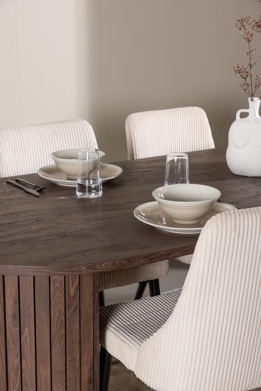 Härön Esstisch mit Leone Stühlen in  präsentiert im Onlineshop von KAQTU Design AG. Esszimmerset ist von Venture Home