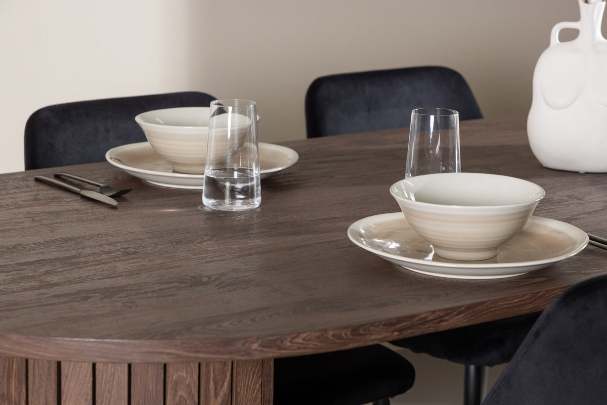 Härön Esstisch mit Night Stühlen in Schwarz präsentiert im Onlineshop von KAQTU Design AG. Esszimmerset ist von Venture Home