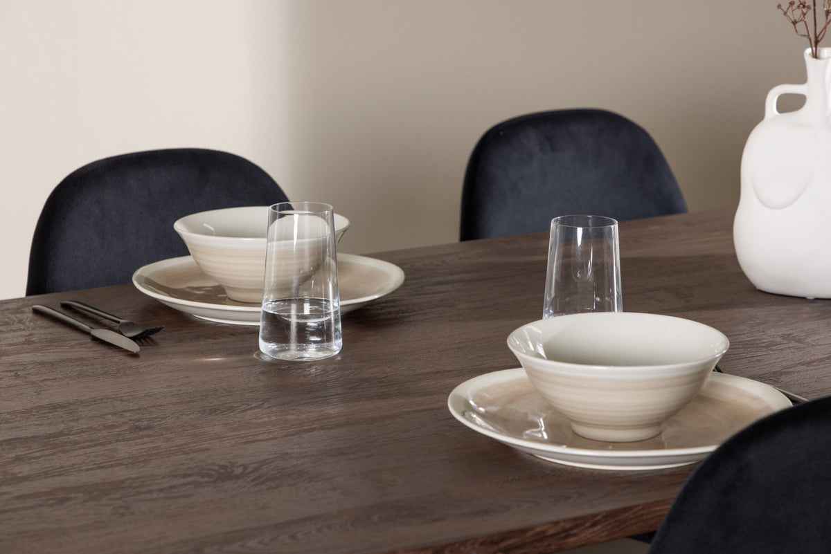 Härön Esstisch mit Polar Stühlen in Schwarz präsentiert im Onlineshop von KAQTU Design AG. Esszimmerset ist von Venture Home