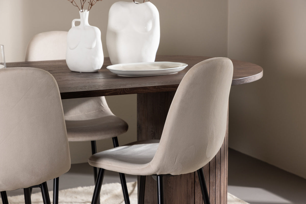 Härön Esstisch mit Polar Stühlen in Beige präsentiert im Onlineshop von KAQTU Design AG. Esszimmerset ist von Venture Home