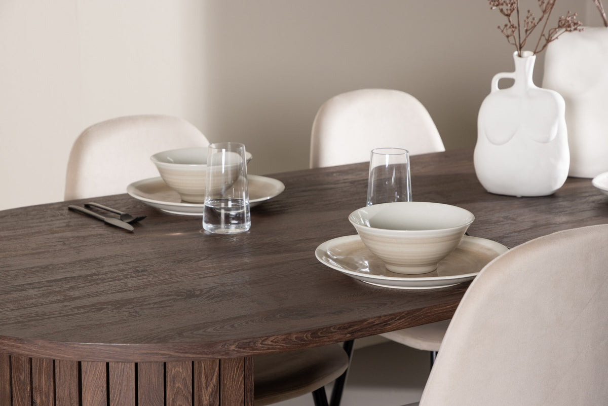 Härön Esstisch mit Polar Stühlen in Beige präsentiert im Onlineshop von KAQTU Design AG. Esszimmerset ist von Venture Home