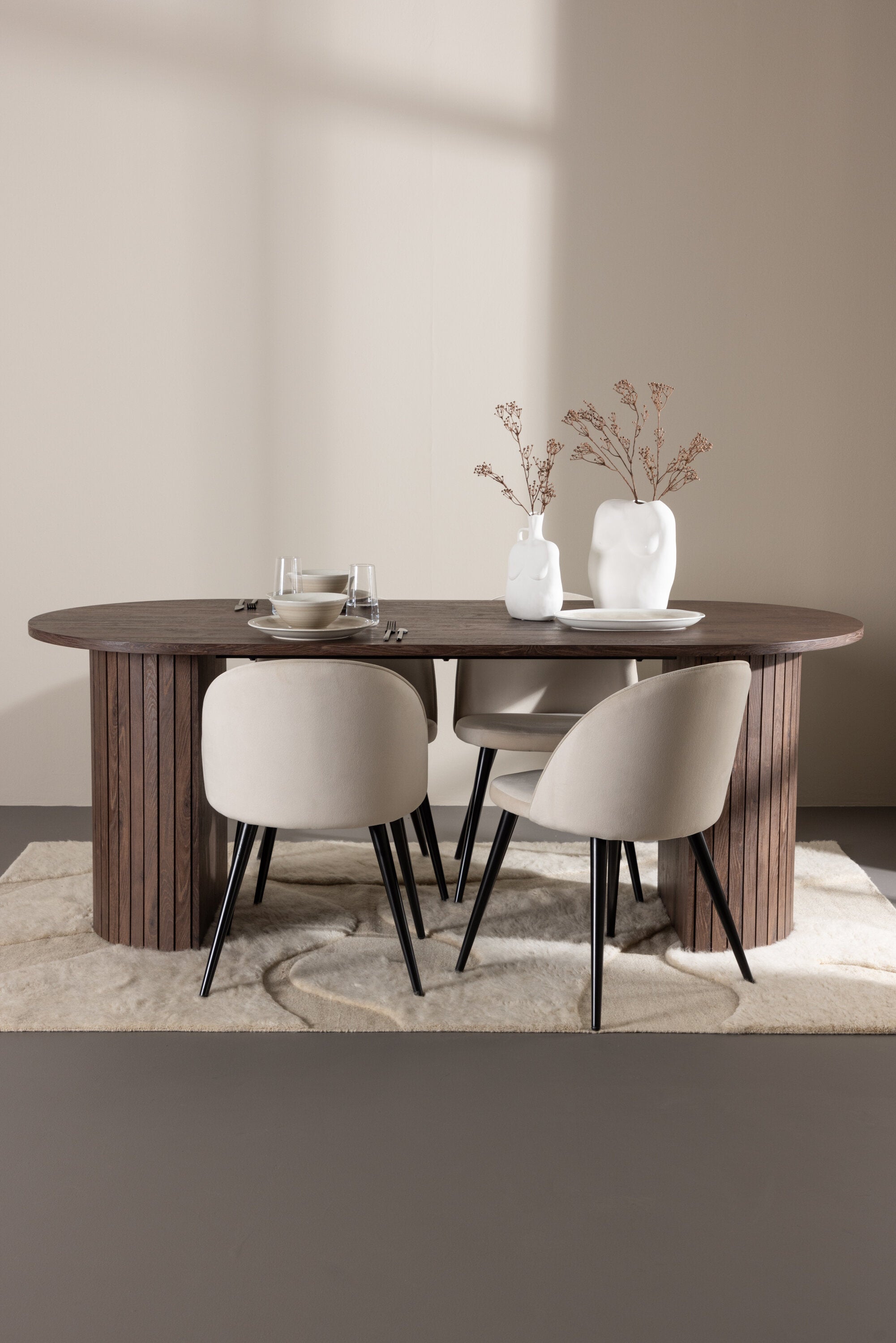 Härön Esstisch mit Velvet Stühlen in  präsentiert im Onlineshop von KAQTU Design AG. Esszimmerset ist von Venture Home