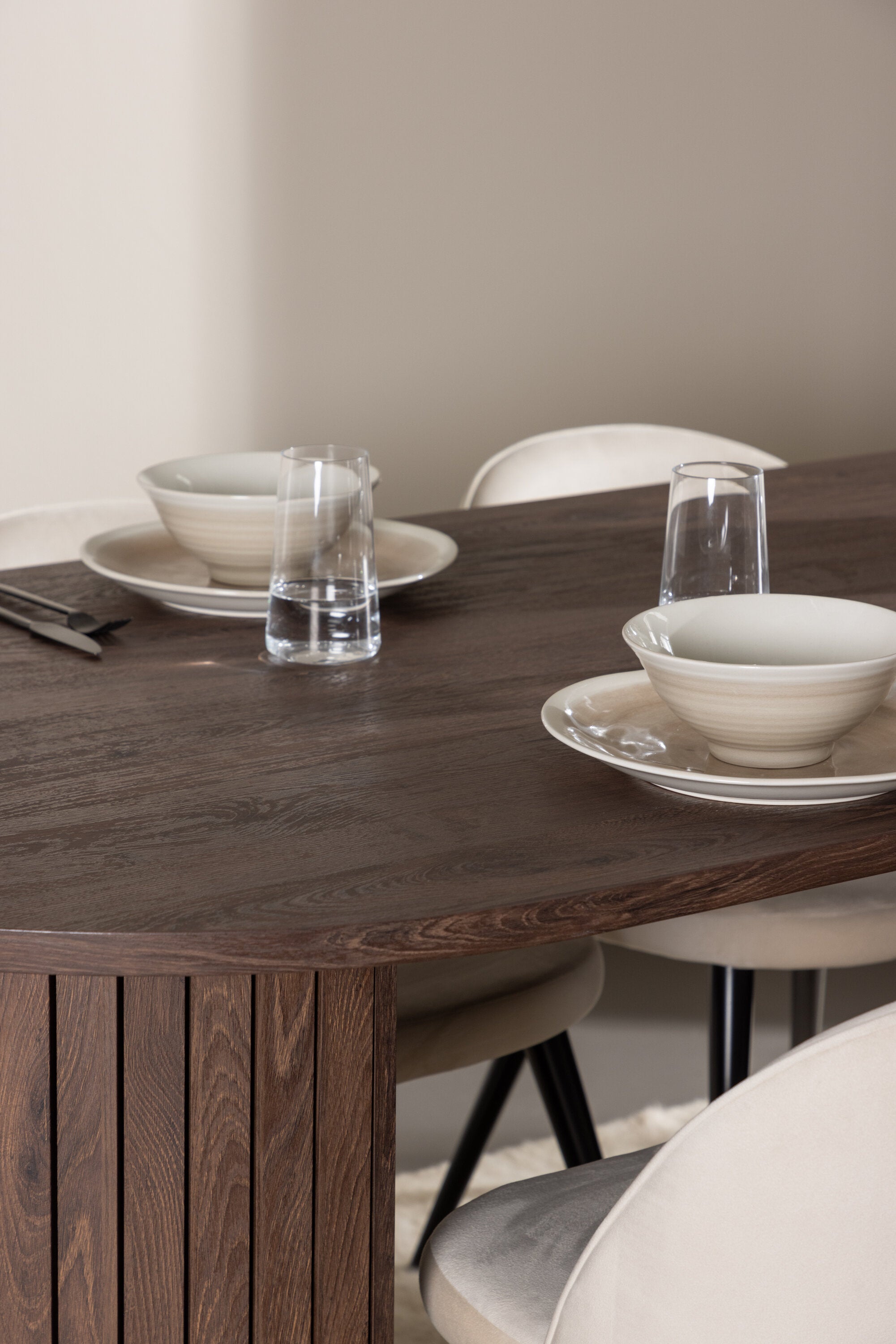Härön Esstisch mit Velvet Stühlen in  präsentiert im Onlineshop von KAQTU Design AG. Esszimmerset ist von Venture Home