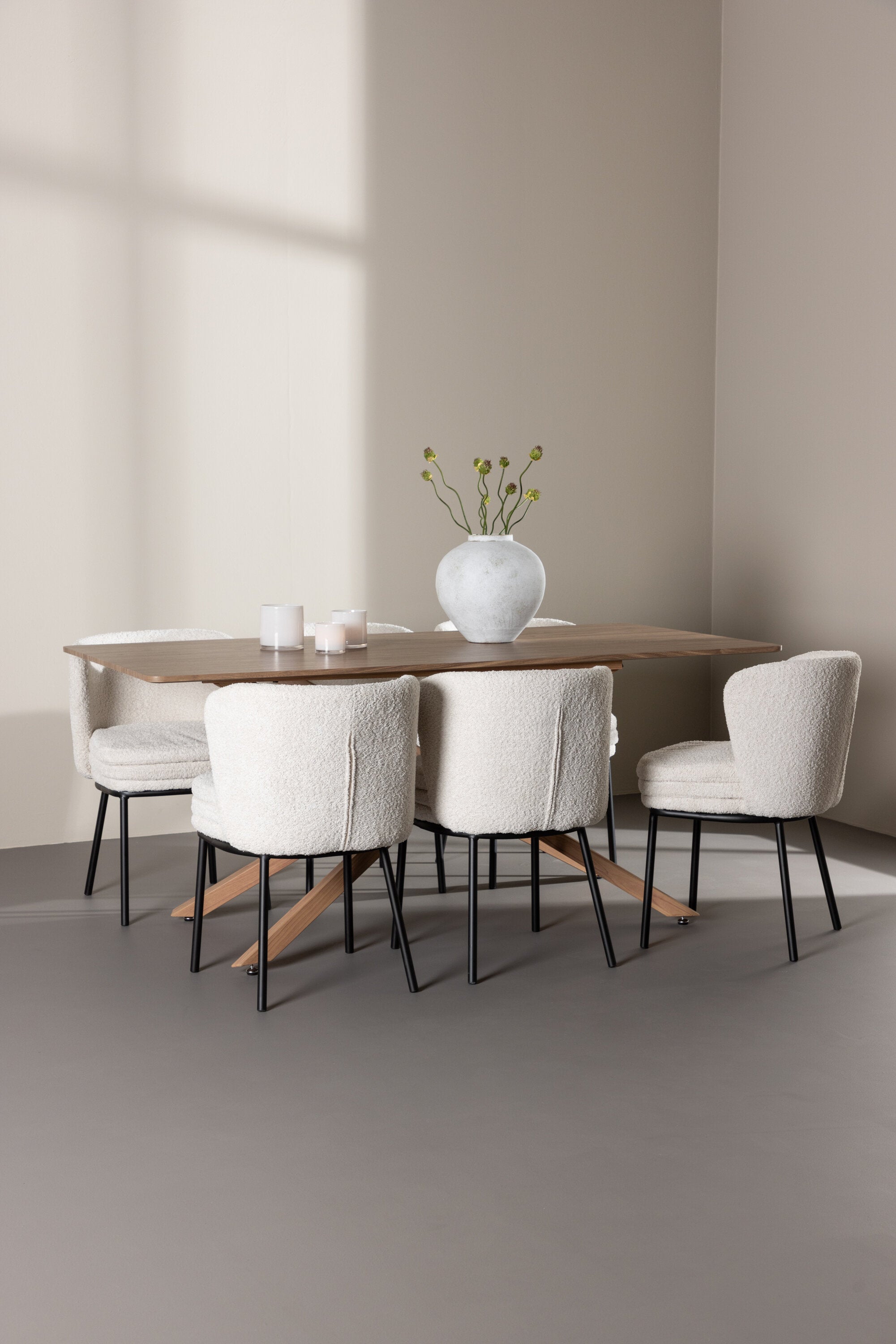 Piazza Esstisch mit Agnes Stühlen in  präsentiert im Onlineshop von KAQTU Design AG. Esszimmerset ist von Venture Home
