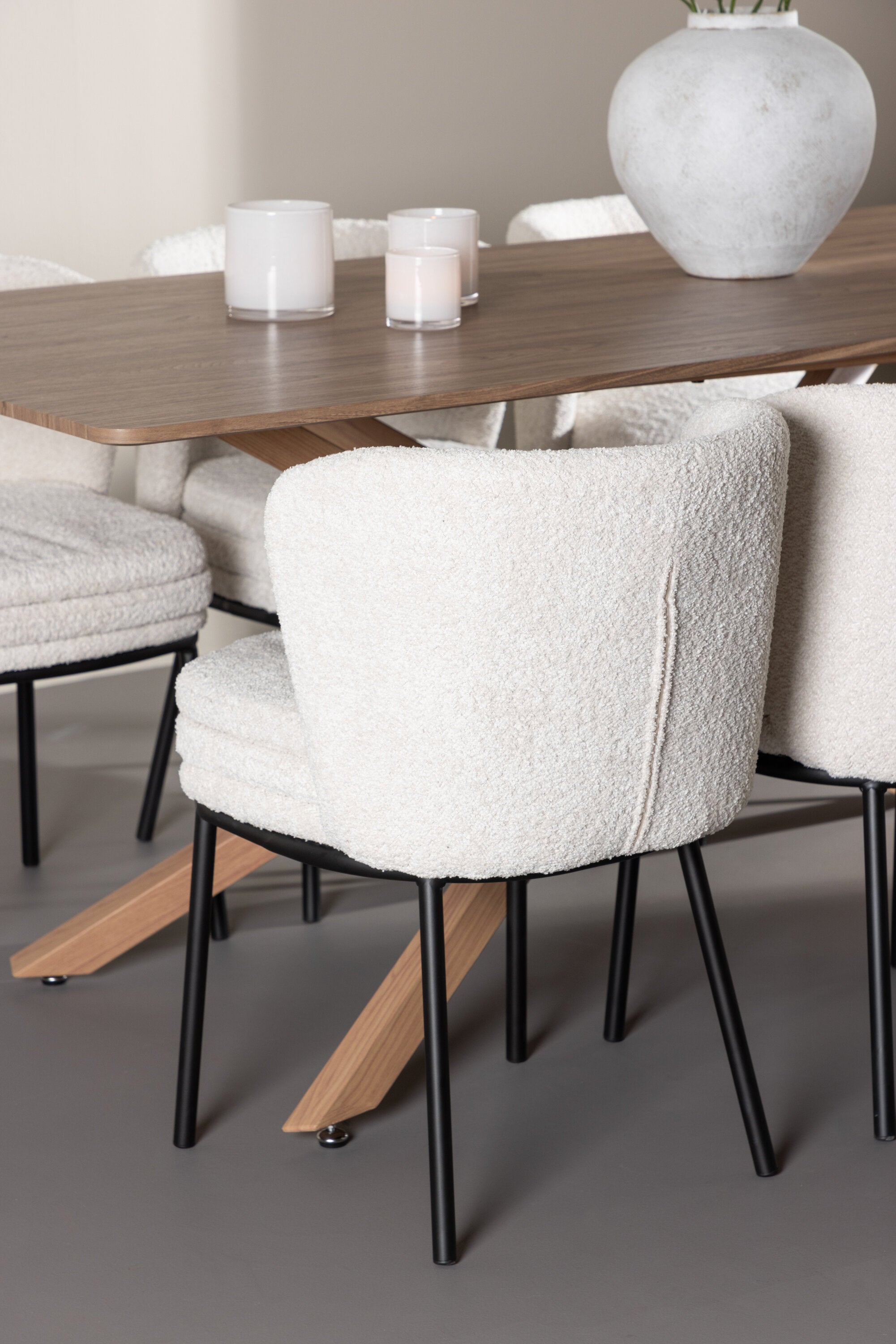 Piazza Esstisch mit Agnes Stühlen in  präsentiert im Onlineshop von KAQTU Design AG. Esszimmerset ist von Venture Home