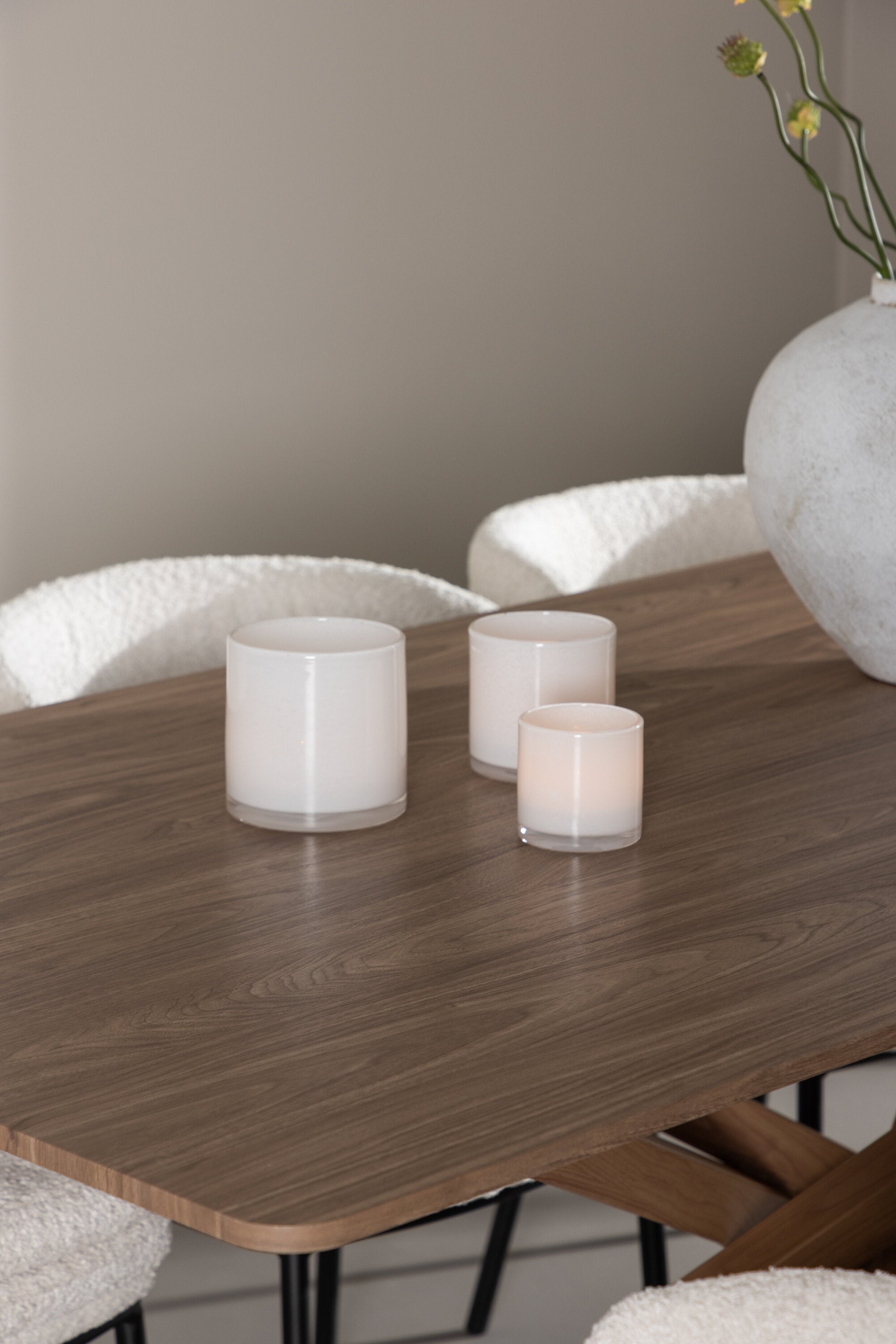 Piazza Esstisch mit Agnes Stühlen in  präsentiert im Onlineshop von KAQTU Design AG. Esszimmerset ist von Venture Home