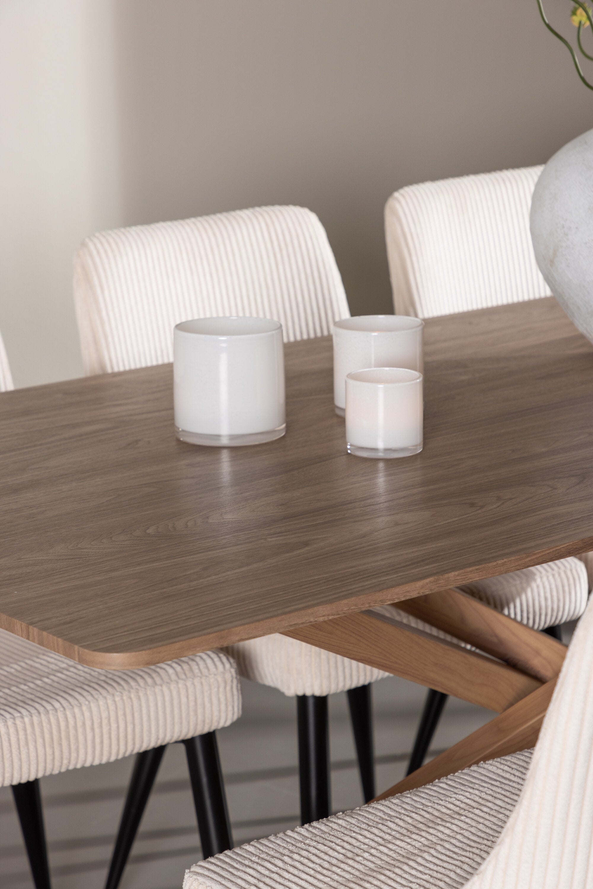 Piazza Esstisch mit Leone Stühlen in  präsentiert im Onlineshop von KAQTU Design AG. Esszimmerset ist von Venture Home