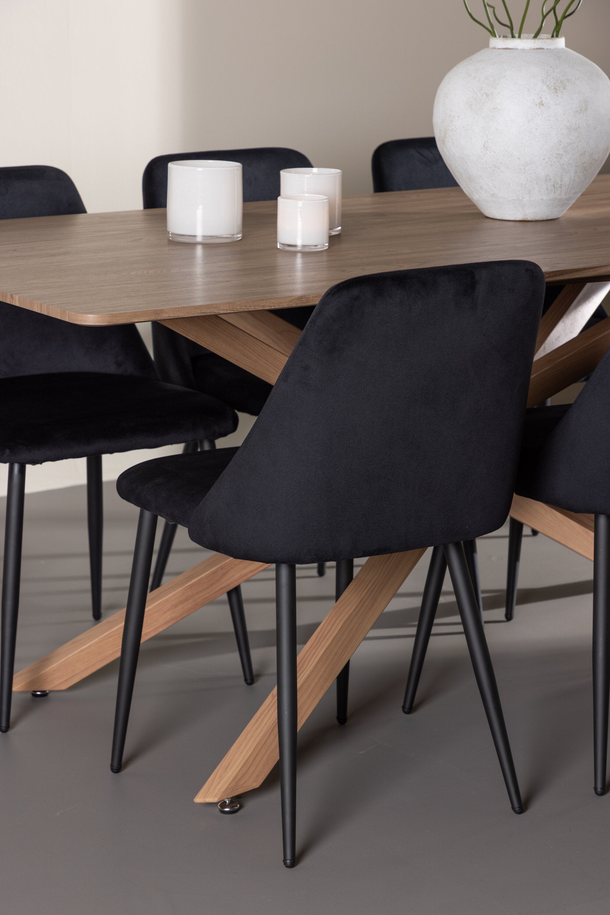 Piazza Esstisch mit Night Stühlen in  präsentiert im Onlineshop von KAQTU Design AG. Esszimmerset ist von Venture Home