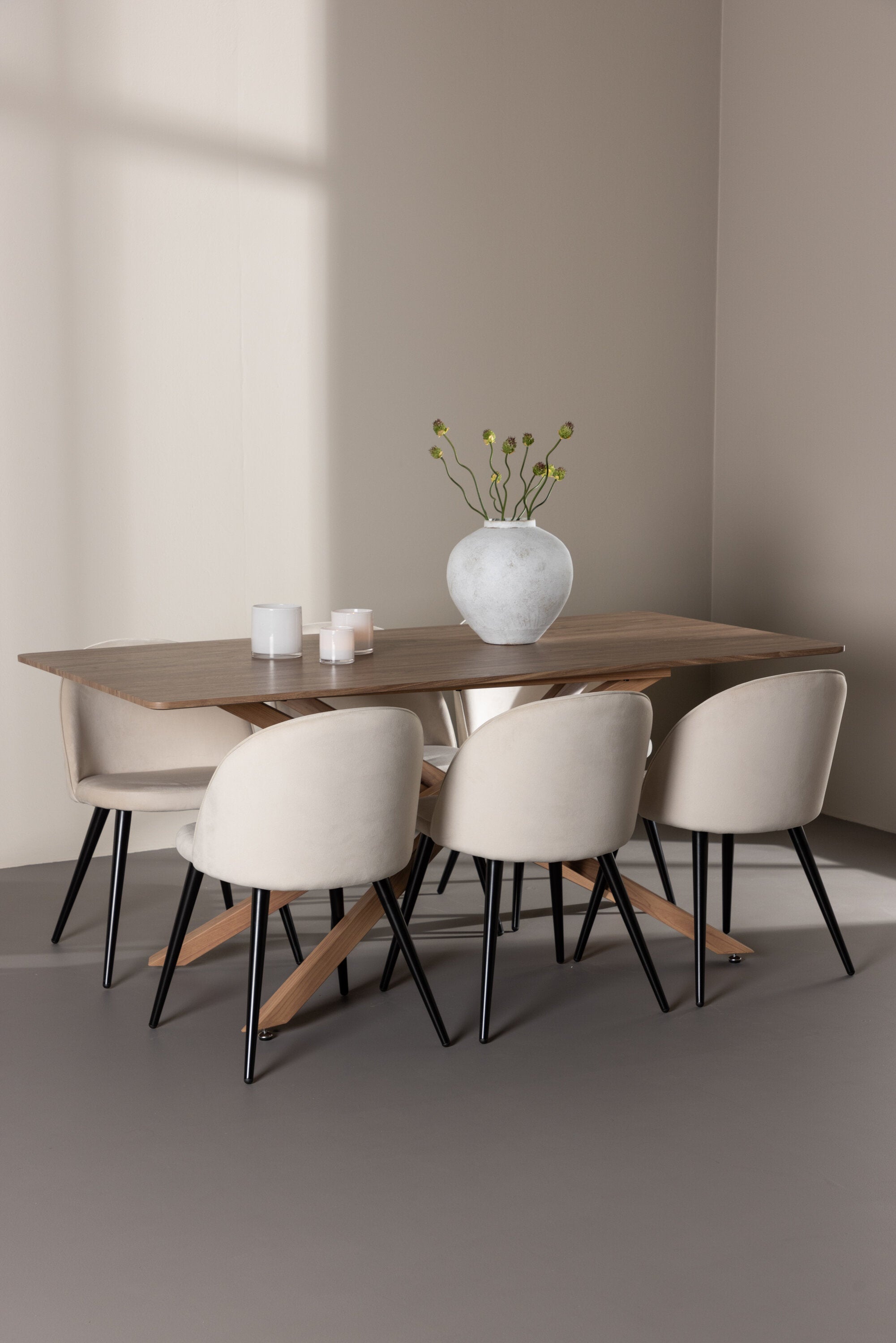 Piazza Esstisch mit Velvet Stühlen in  präsentiert im Onlineshop von KAQTU Design AG. Esszimmerset ist von Venture Home
