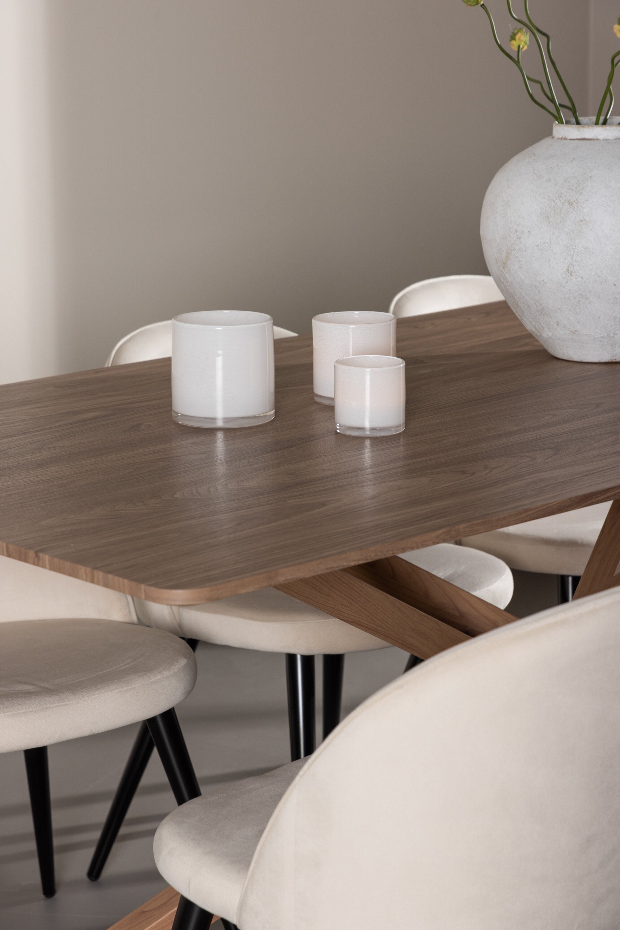 Piazza Esstisch mit Velvet Stühlen in  präsentiert im Onlineshop von KAQTU Design AG. Esszimmerset ist von Venture Home