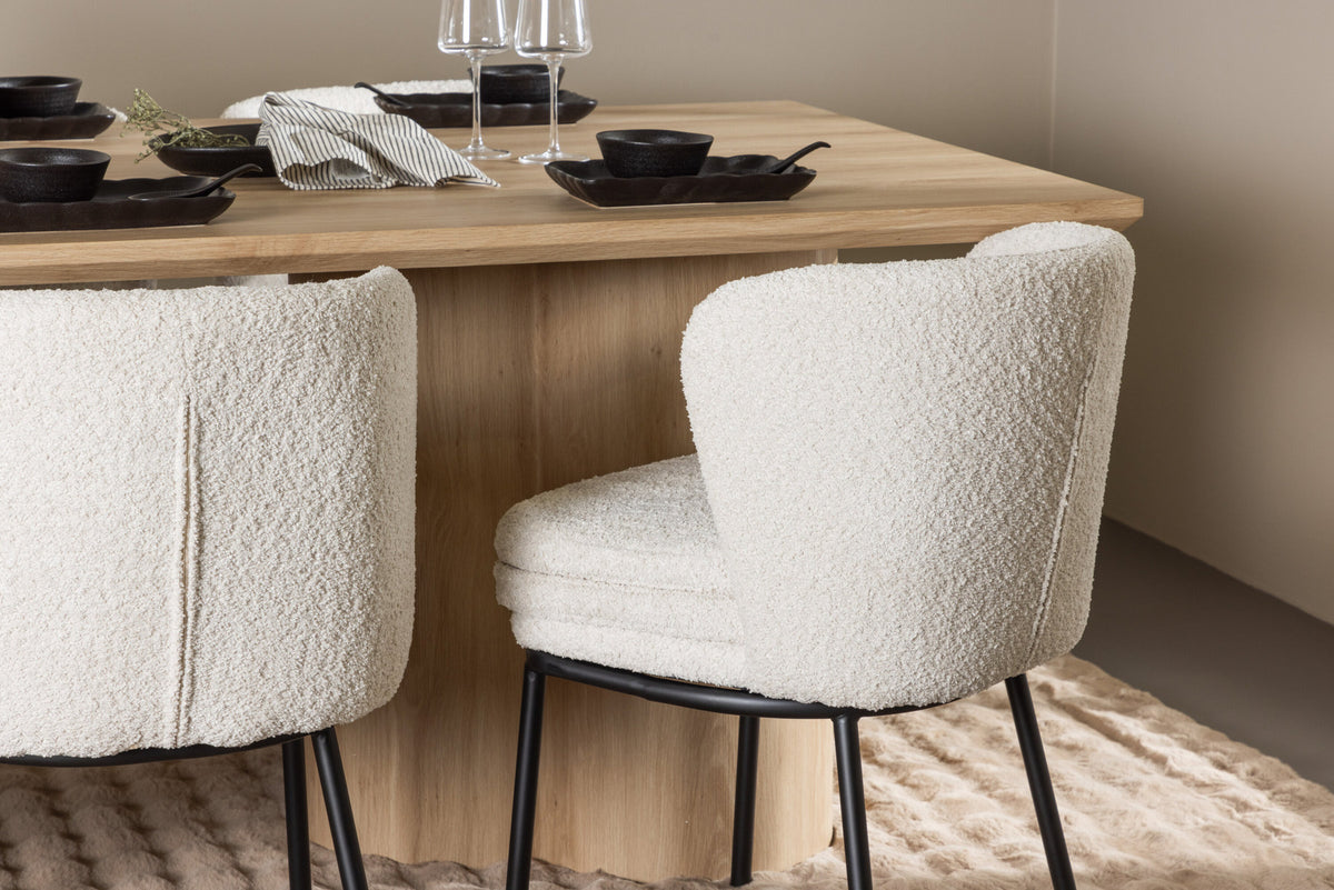 Olivia Esstisch mit Agnes Stühlen in Weiss präsentiert im Onlineshop von KAQTU Design AG. Esszimmerset ist von Venture Home
