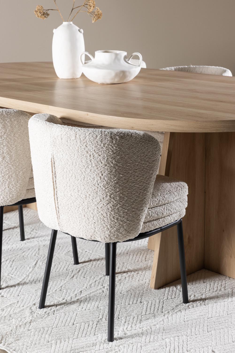 Bootcut Esstisch mit Agnes Stühlen in  präsentiert im Onlineshop von KAQTU Design AG. Esszimmerset ist von Venture Home