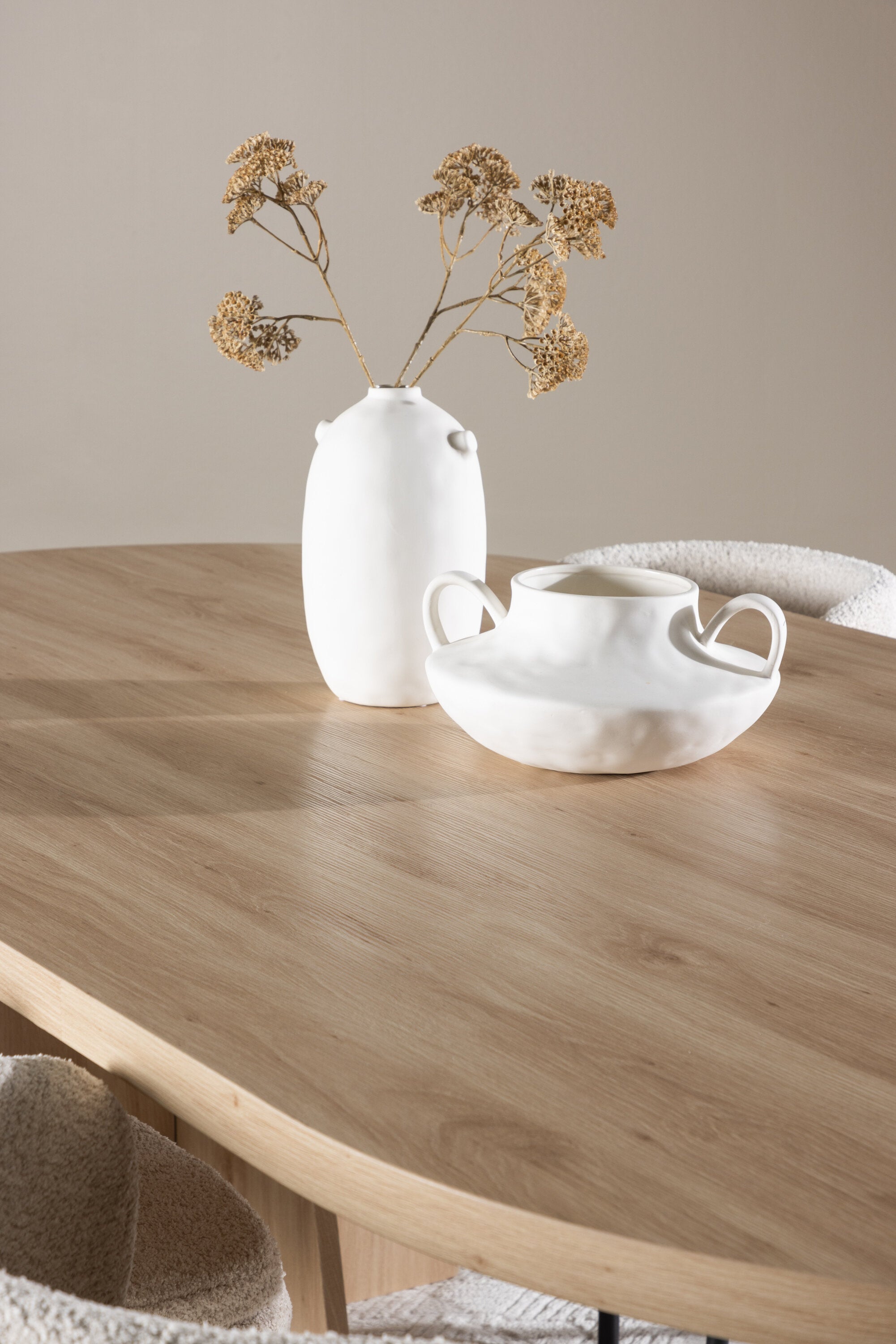 Bootcut Esstisch mit Agnes Stühlen in  präsentiert im Onlineshop von KAQTU Design AG. Esszimmerset ist von Venture Home