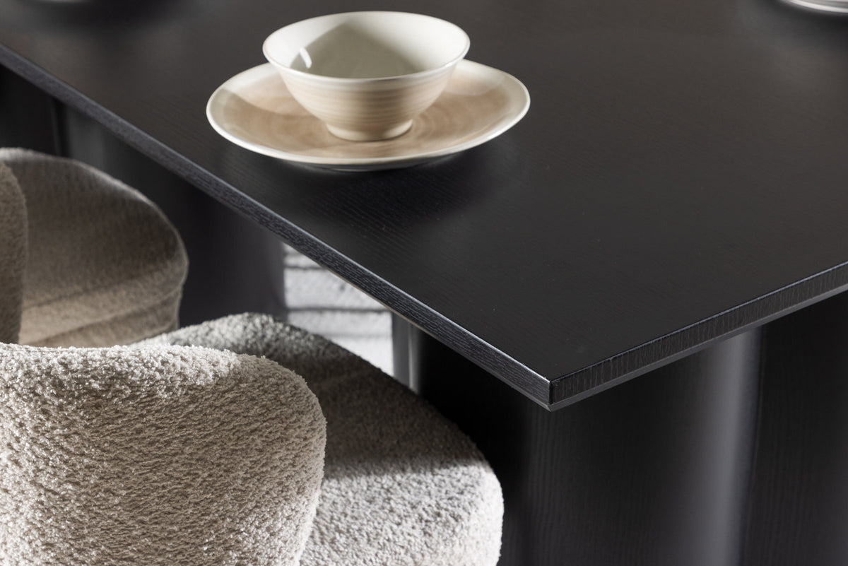 Olivia Esstisch mit Agnes Stühlen in Weiss präsentiert im Onlineshop von KAQTU Design AG. Esszimmerset ist von Venture Home