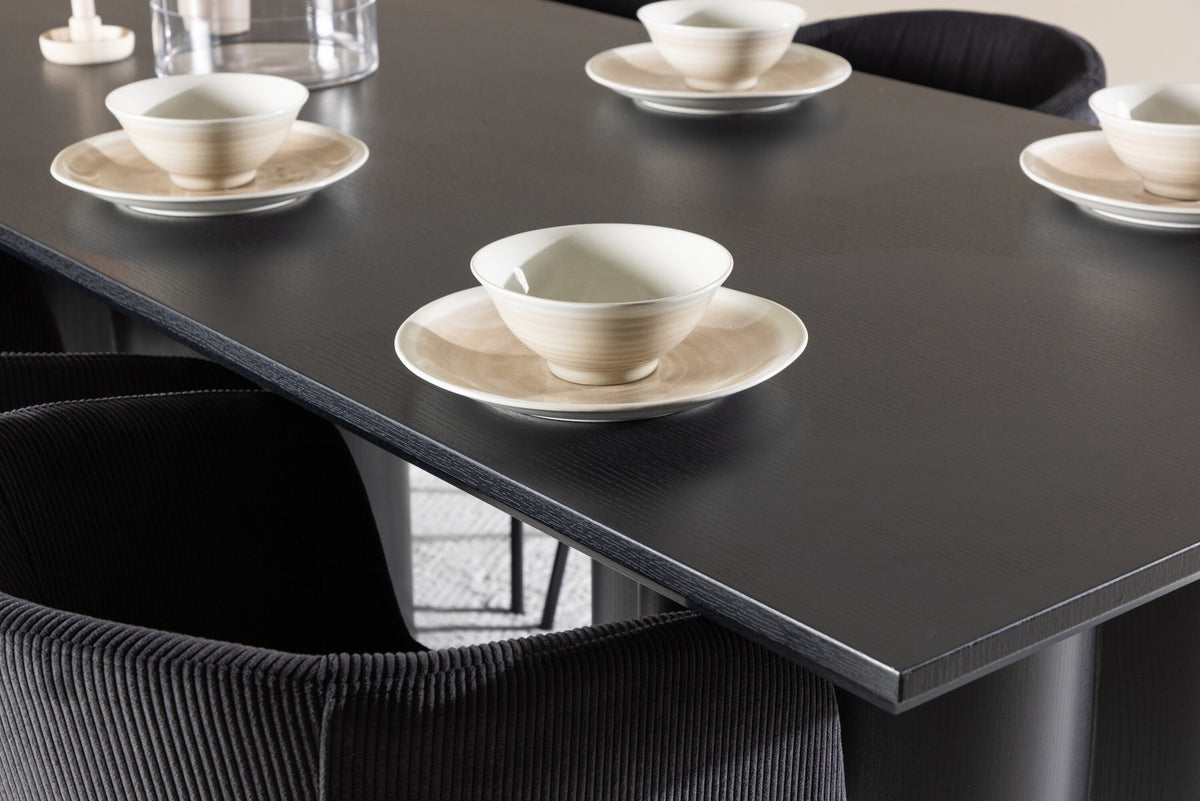 Olivia Esstisch mit Stühlen von Berit in Schwarz präsentiert im Onlineshop von KAQTU Design AG. Esszimmerset ist von Venture Home