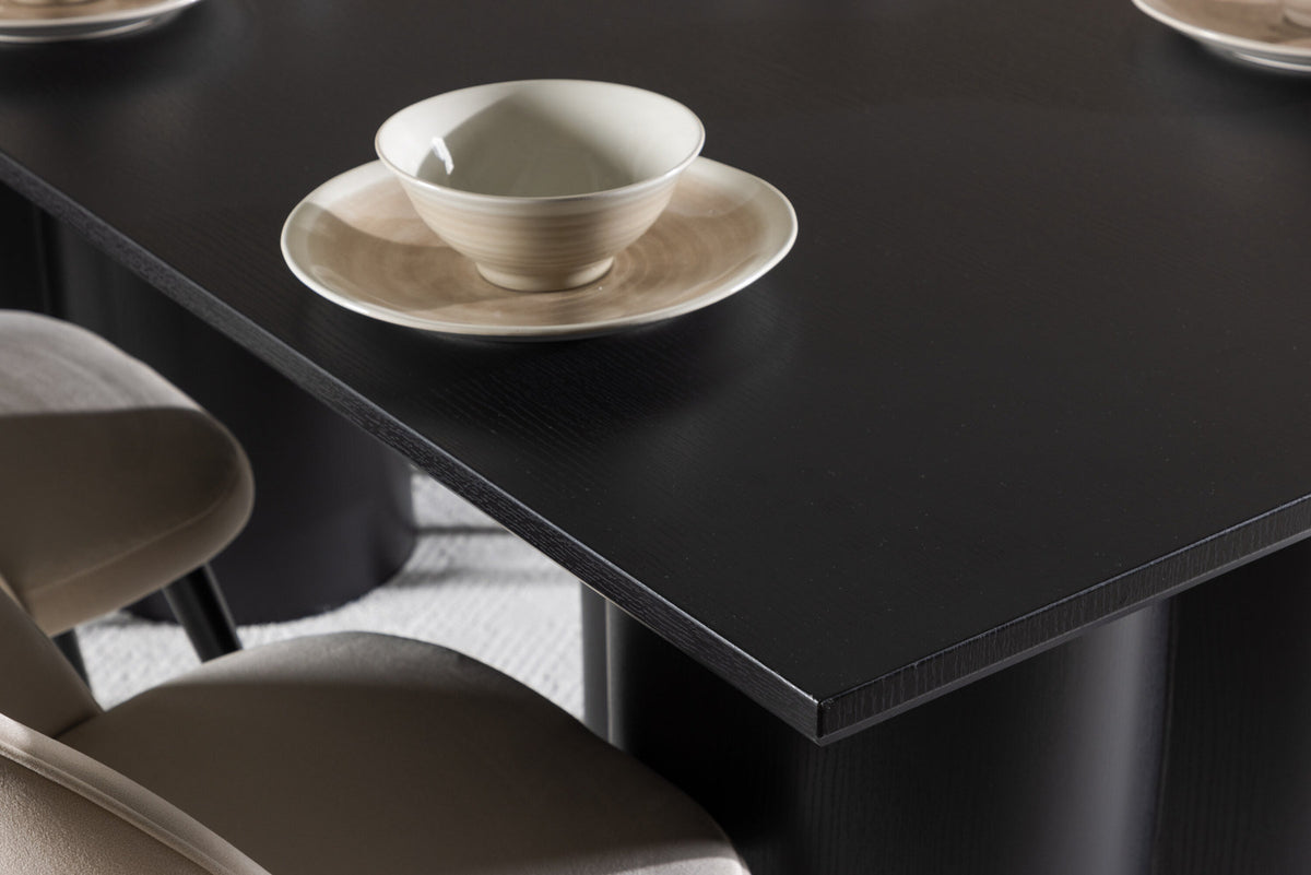 Olivia Esstisch mit Velvet Stühlen in Beige präsentiert im Onlineshop von KAQTU Design AG. Esszimmerset ist von Venture Home