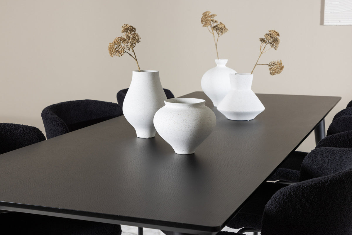 Ellis Esstisch mit Modesto Stühlen in Schwarz präsentiert im Onlineshop von KAQTU Design AG. Esszimmerset ist von Venture Home