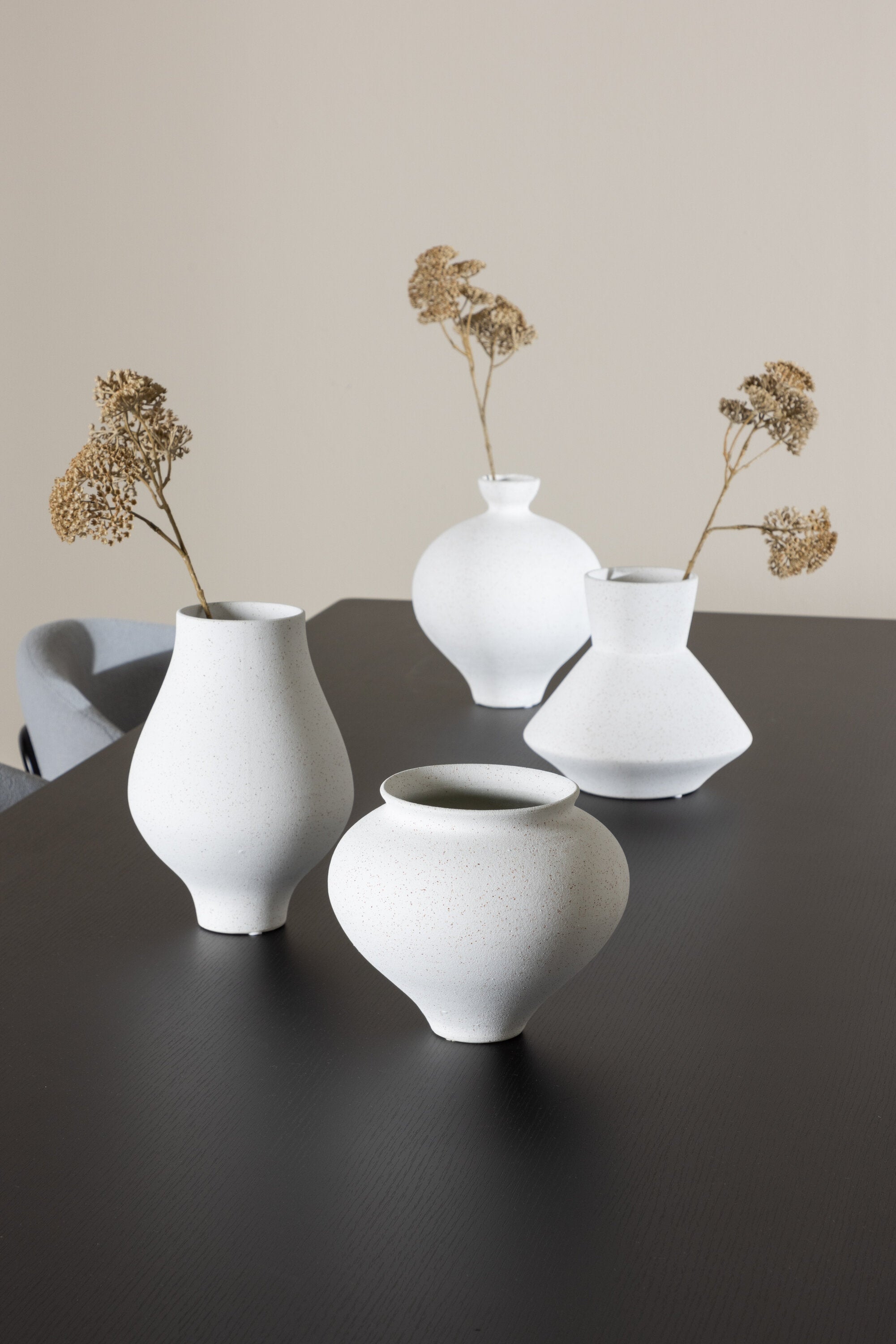 Ellis Esstisch mit Chico Stühlen in  präsentiert im Onlineshop von KAQTU Design AG. Esszimmerset ist von Venture Home