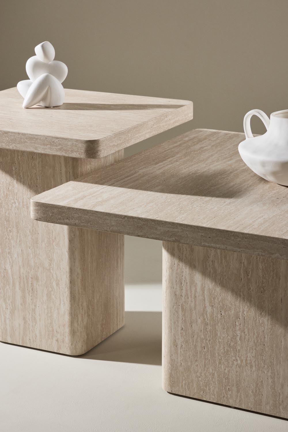 Qvart Sofatisch-Set in Travertinoptik präsentiert im Onlineshop von KAQTU Design AG. Beistelltisch ist von Venture Home