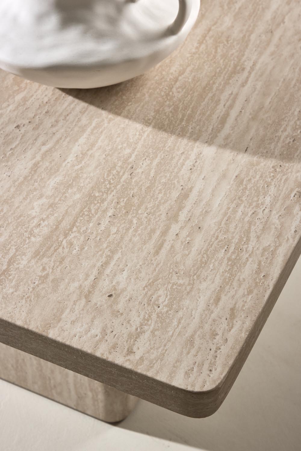 Qvart Sofatisch-Set in Travertinoptik präsentiert im Onlineshop von KAQTU Design AG. Beistelltisch ist von Venture Home
