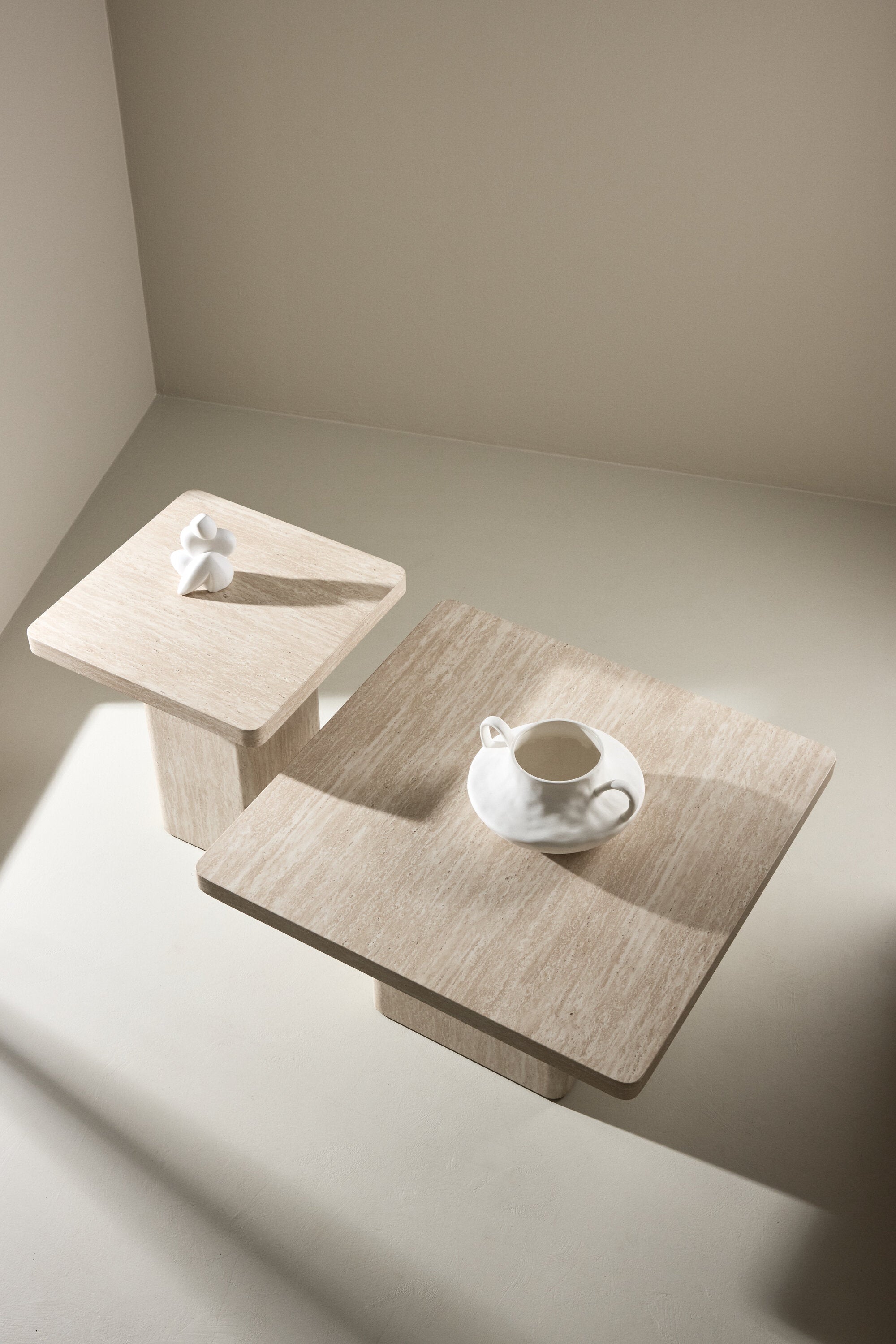 Qvart Sofatisch-Set in Travertinoptik präsentiert im Onlineshop von KAQTU Design AG. Beistelltisch ist von Venture Home