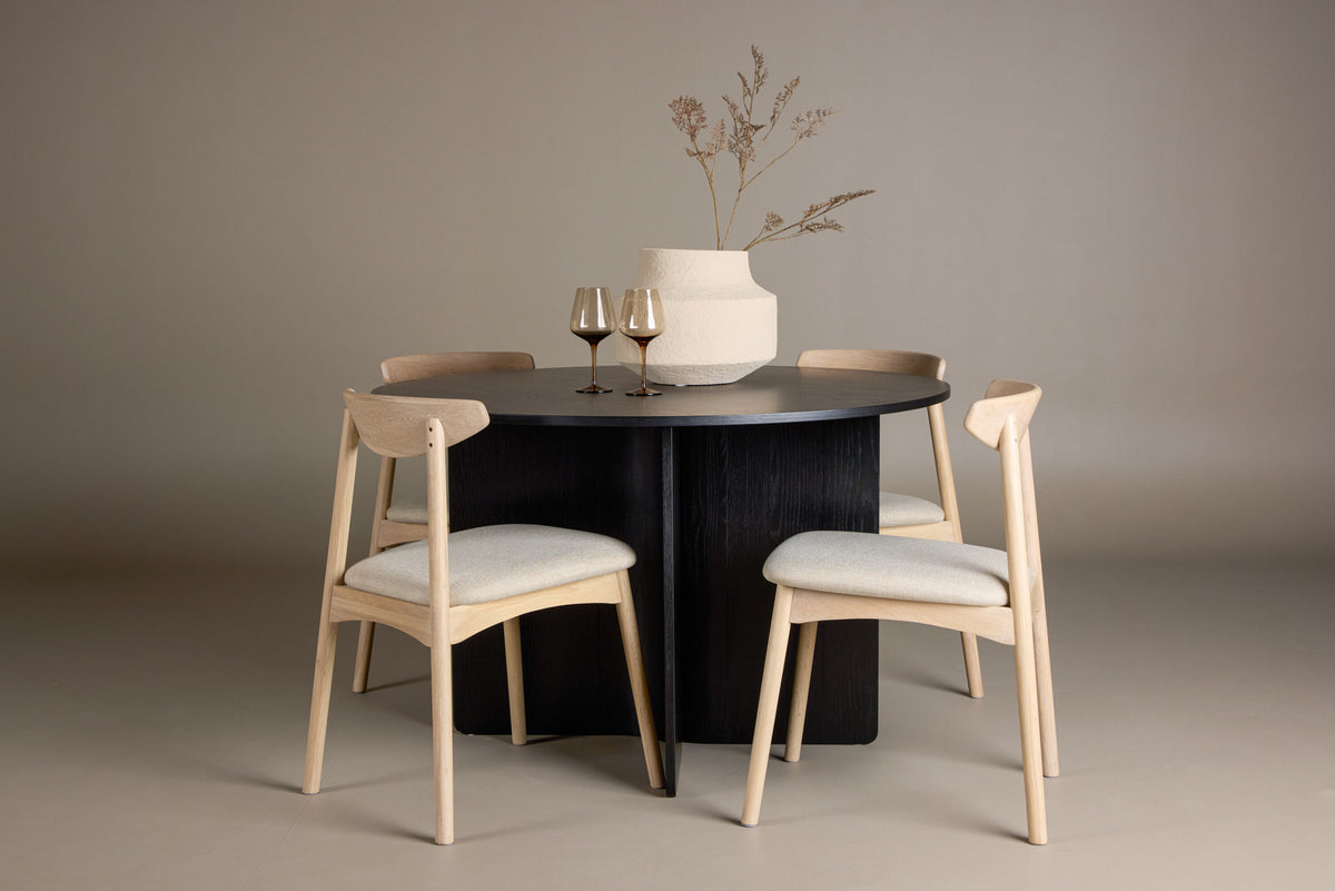 Tyresö Esstisch mit Ven Stühlen in Whitewash präsentiert im Onlineshop von KAQTU Design AG. Esszimmerset ist von Venture Home
