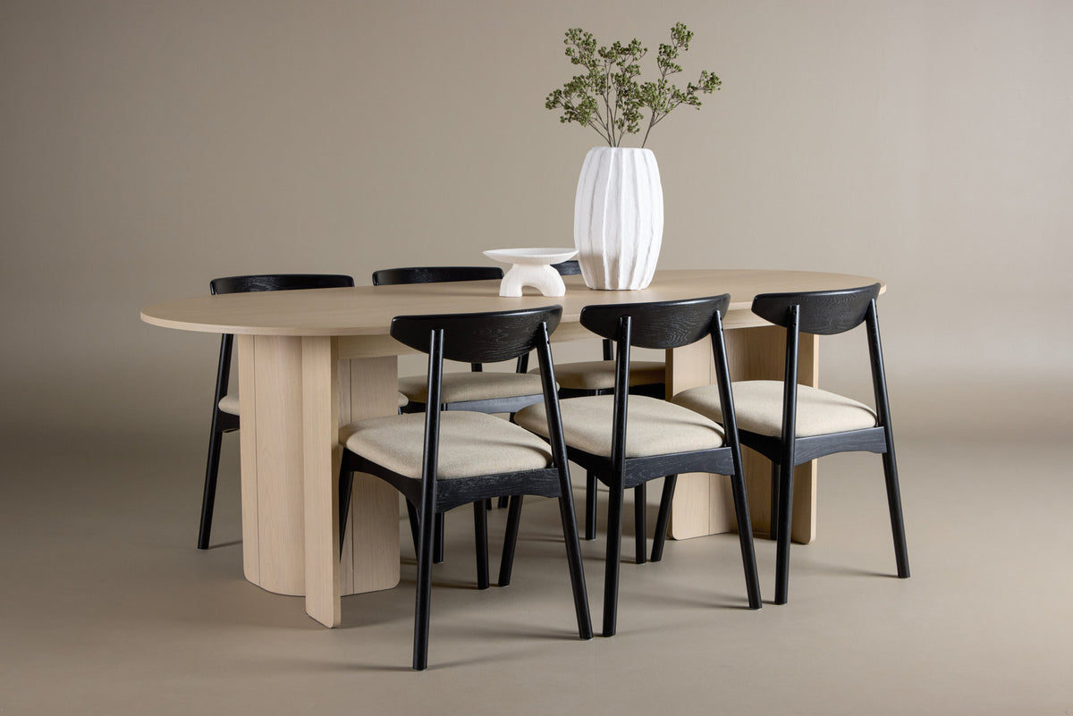 Tyresö Esstisch mit Ven Stühlen in Schwarz präsentiert im Onlineshop von KAQTU Design AG. Esszimmerset ist von Venture Home