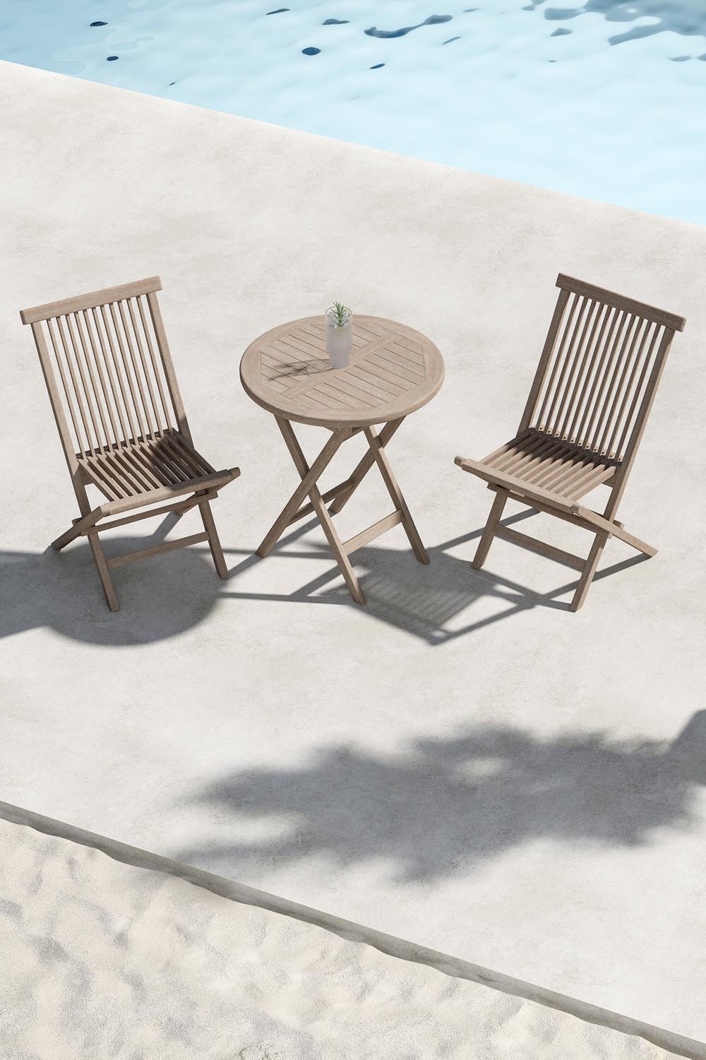 Runder Cafétisch mit zwei Stühlen aus Teakholz in Whitewash, Gartentischset der Serie Kenya von Venture Home im Freien.