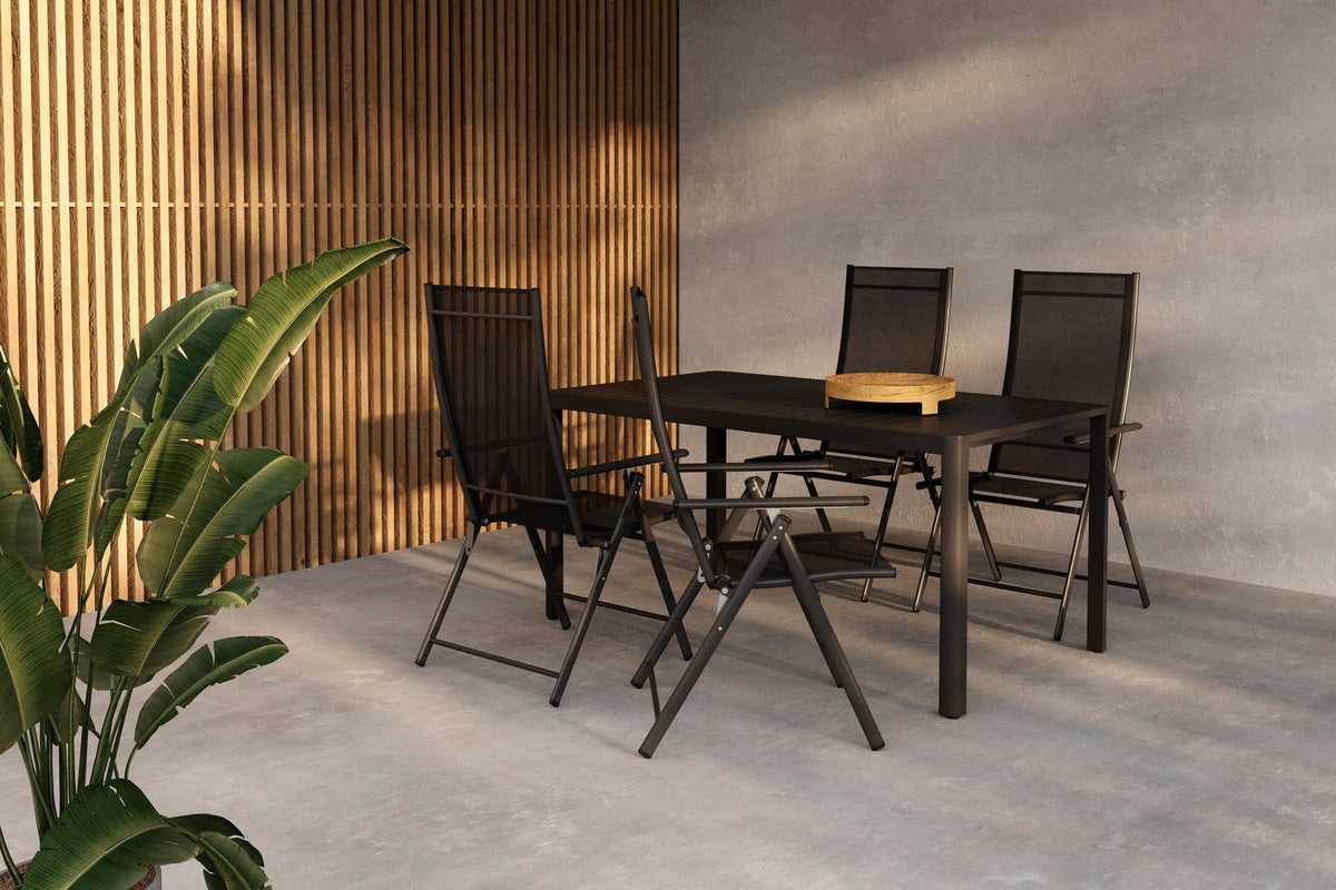 Gartentischset Giardini mit sechs Levanzo Stühlen, schwarzer Aluminiumtisch und Stühle mit Stahlgestell und Textilene-Sitzfläche.