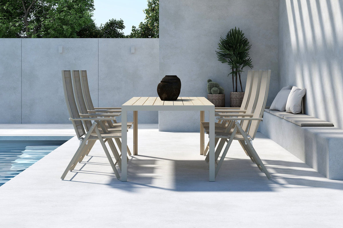 Schwarzes Gartentischset Mirko mit Levanzo Stühlen: Aluminiumtisch mit Sperrholzplatte und Stühlen mit Stahlgestell und Textilene-Sitzfläche