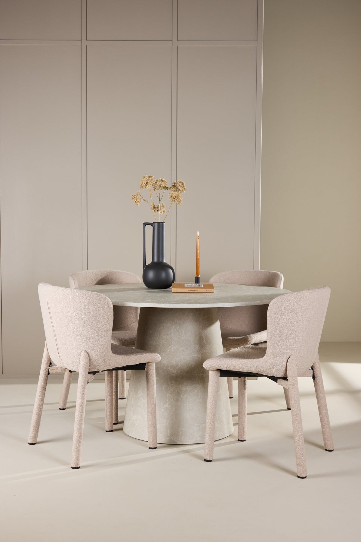 Beiger Esstisch Lanzo aus MDF mit vier gepolsterten Astoria-Stühlen mit Bouclé-Bezug, rechteckige Tischform, skandinavisches Design